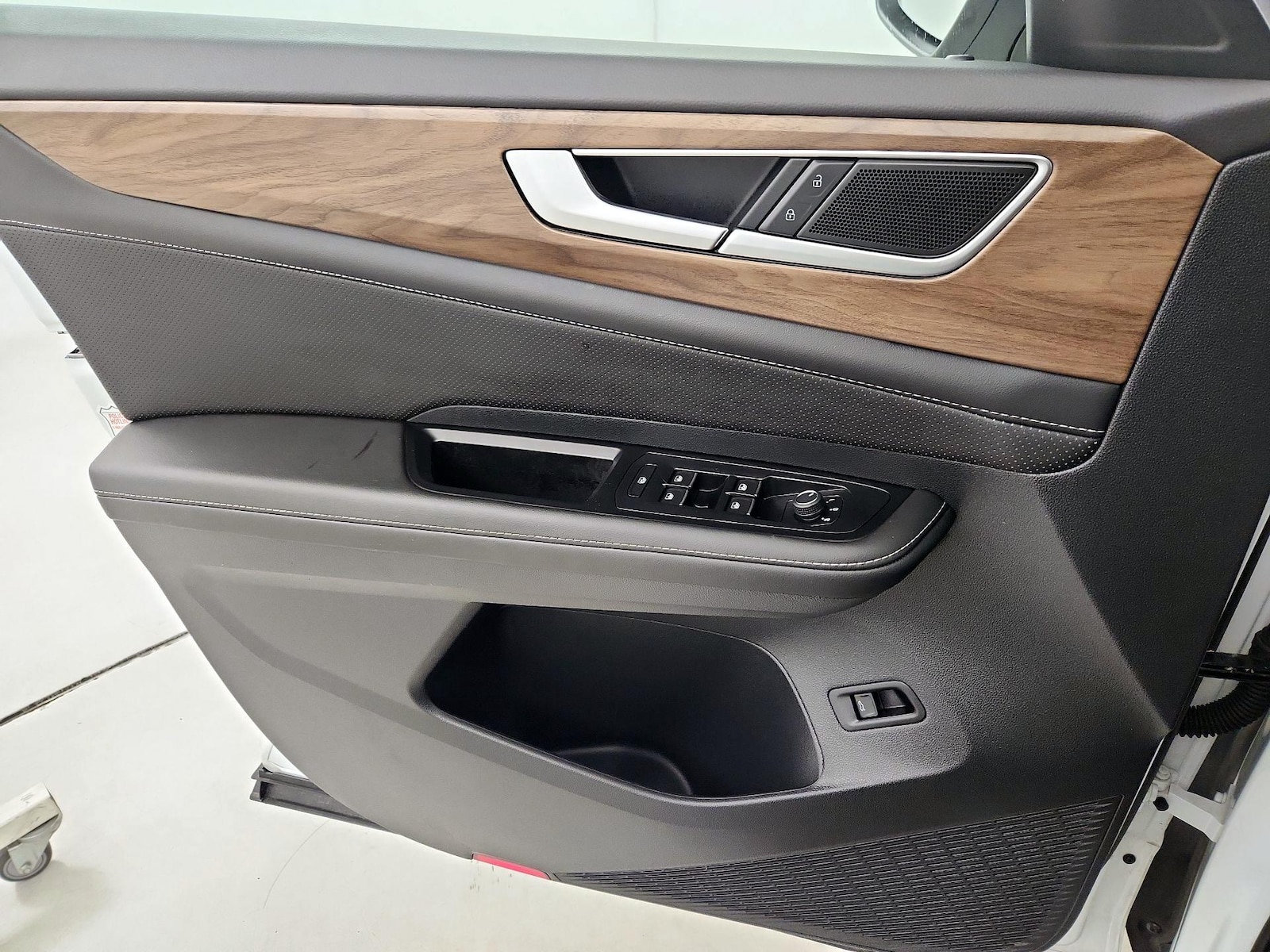 2025 Volkswagen Atlas SE w/Tech - Photo 13