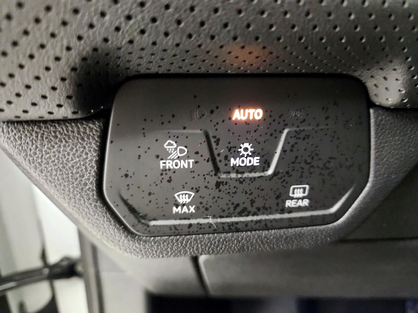 2025 Volkswagen Atlas SE w/Tech - Photo 14