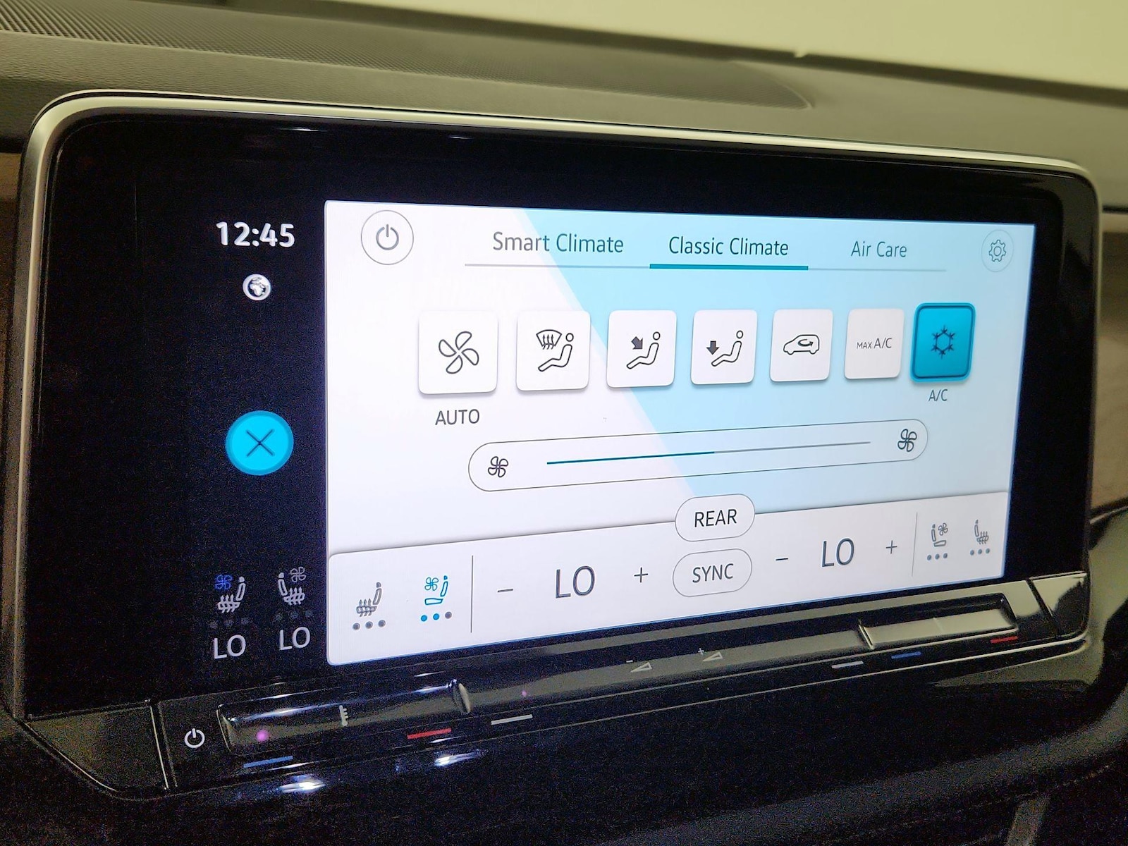 2025 Volkswagen Atlas SE w/Tech - Photo 17