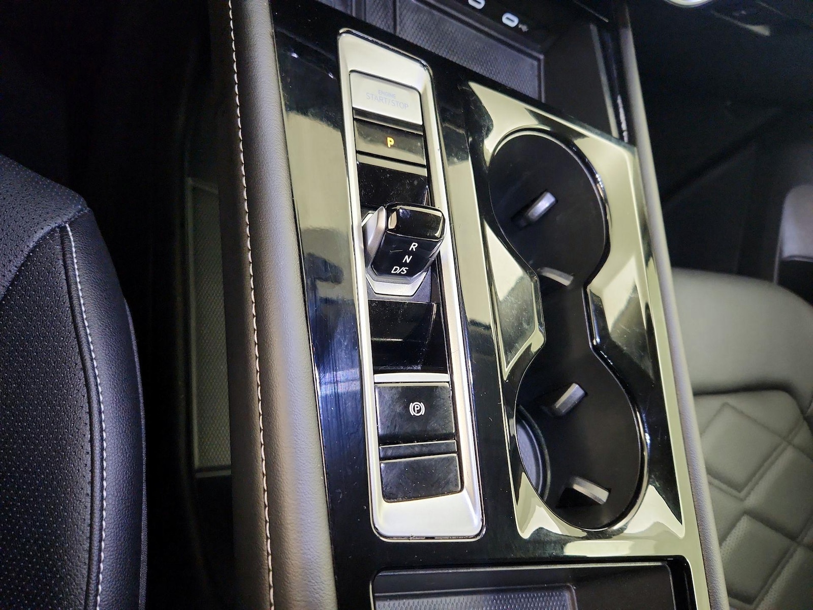 2025 Volkswagen Atlas SE w/Tech - Photo 18