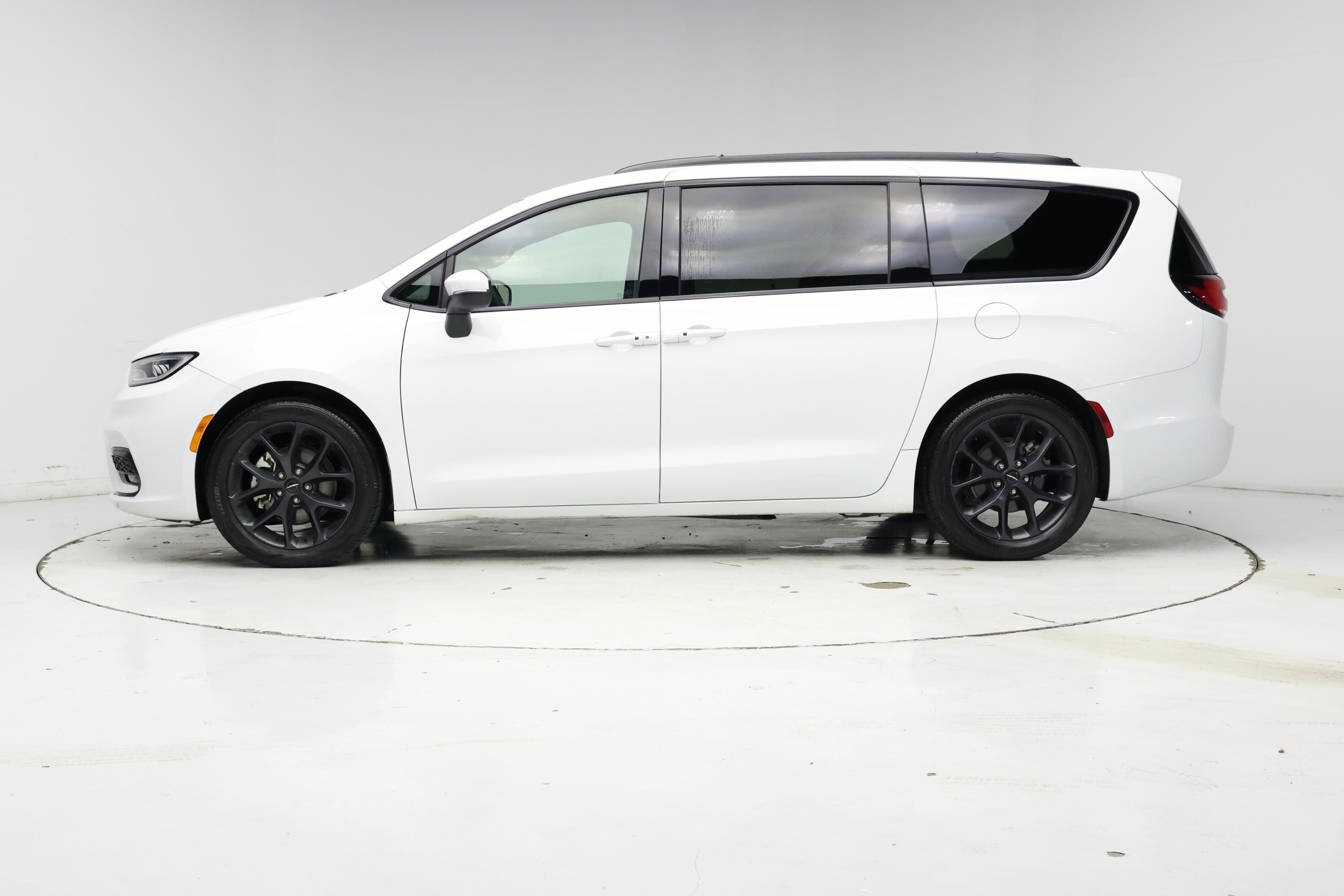 Thumbnail: 2023 Chrysler Pacifica - 3