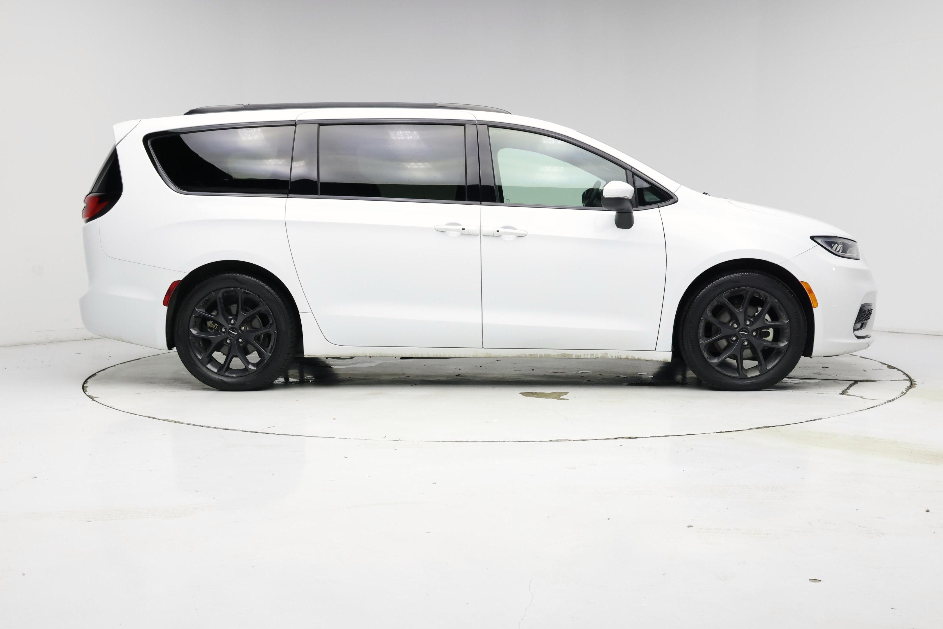 Thumbnail: 2023 Chrysler Pacifica - 7