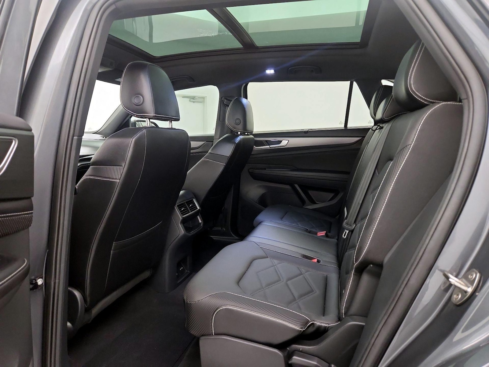 2025 Volkswagen Atlas Cross Sport SE w/Tech - Photo 21