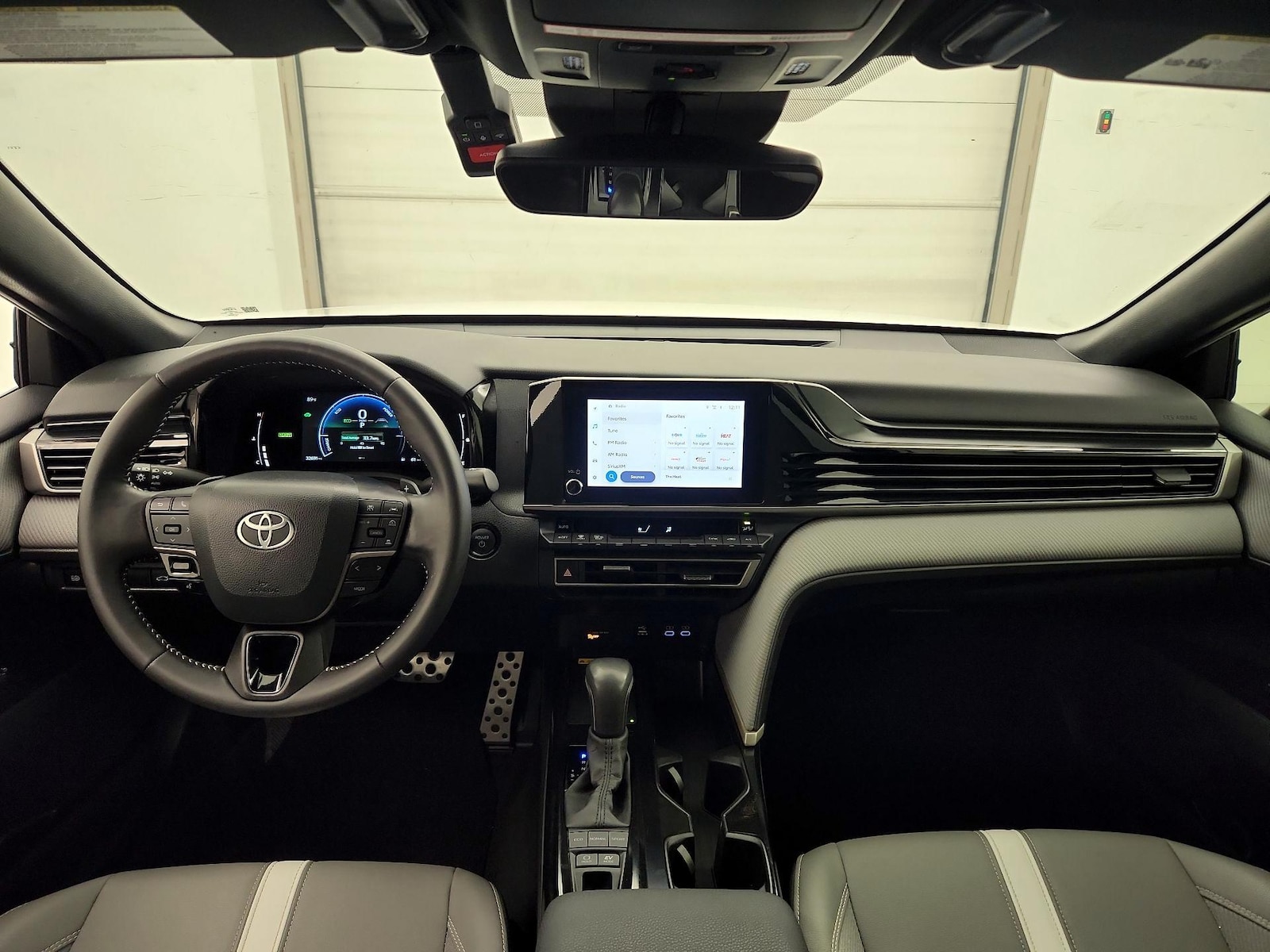 2025 Toyota Camry SE - Photo 10