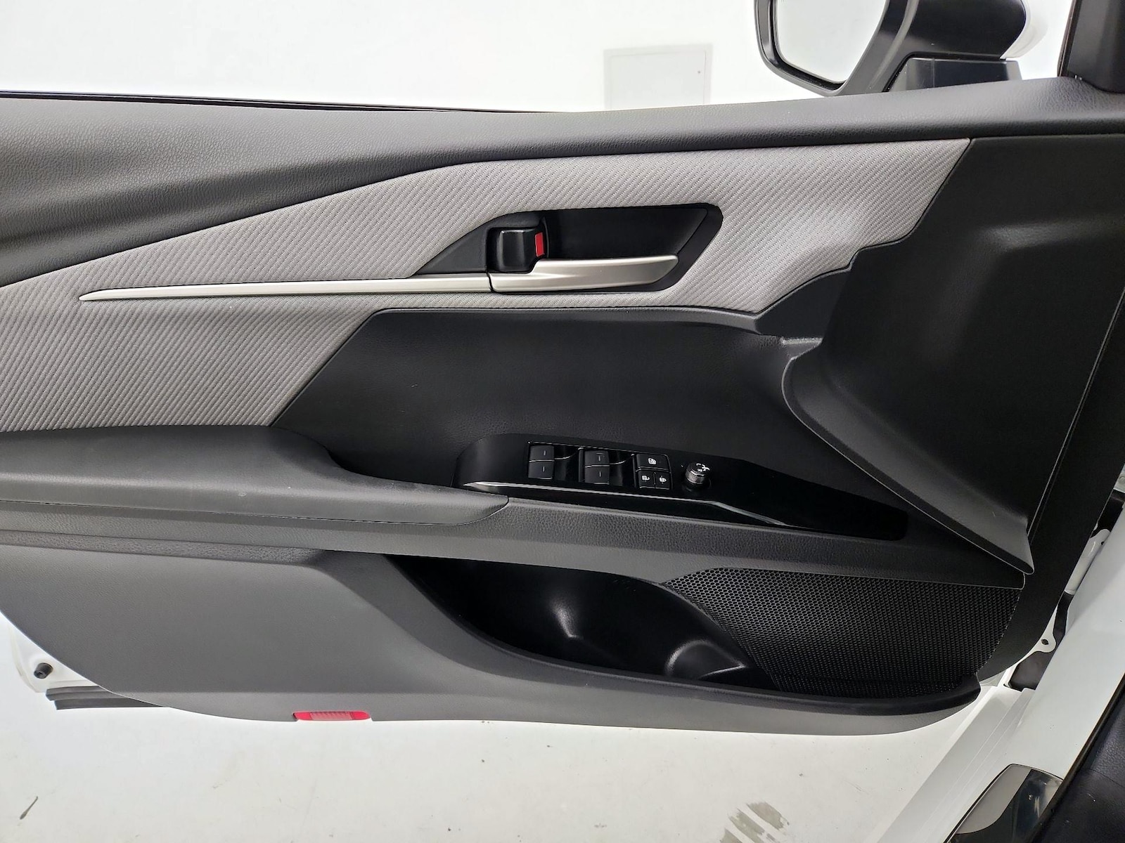 2025 Toyota Camry SE - Photo 13