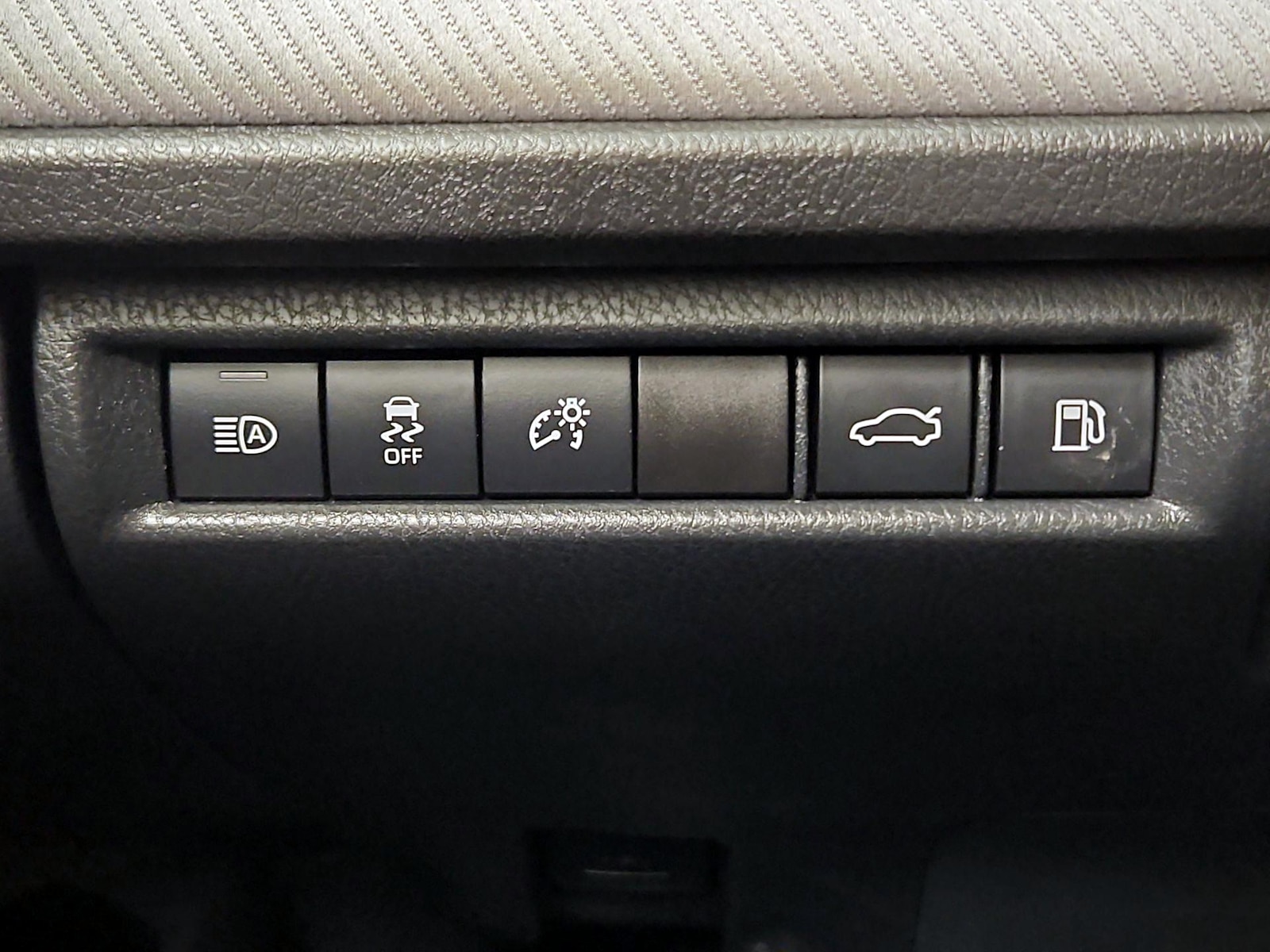 2025 Toyota Camry SE - Photo 14