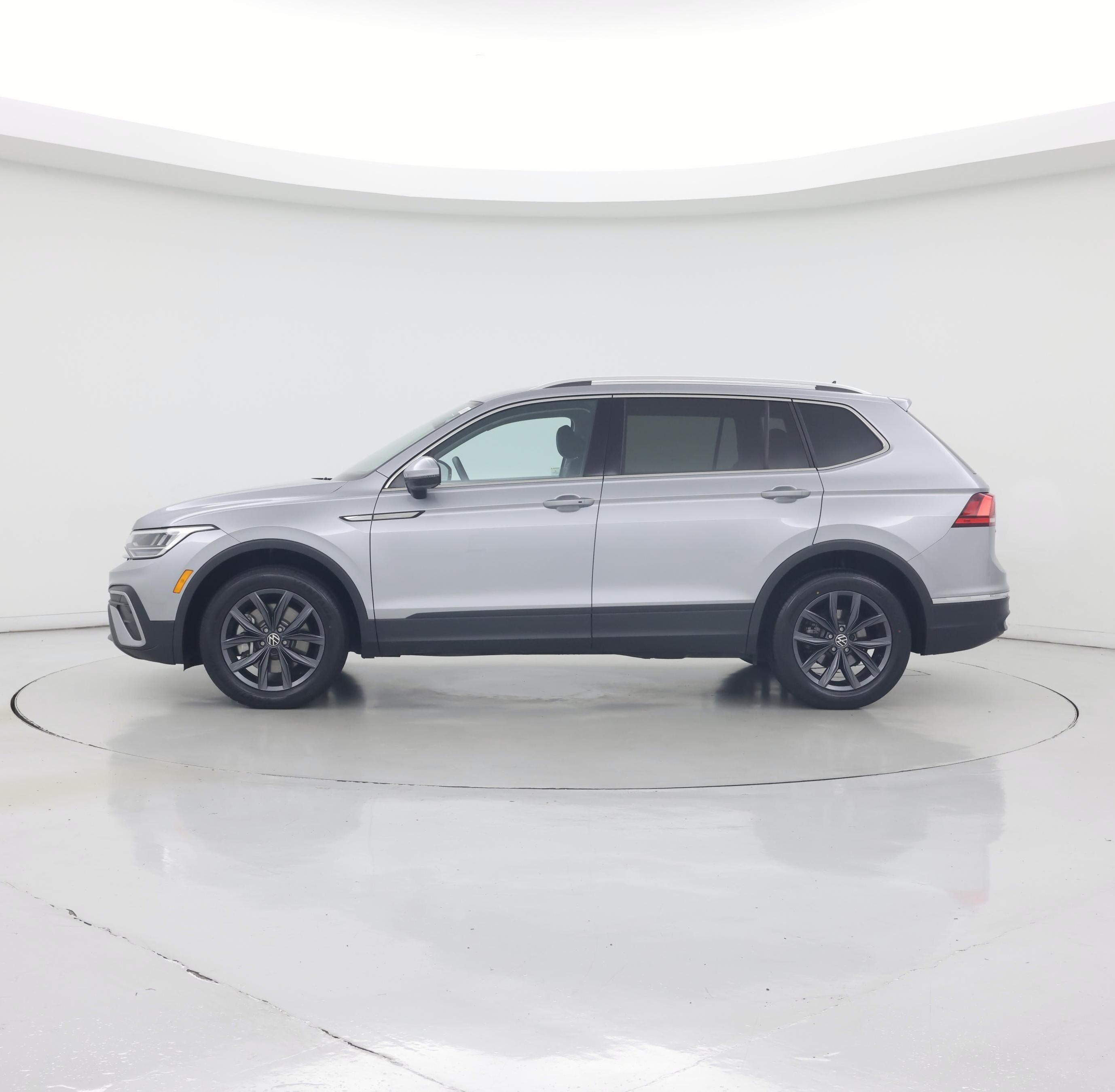 Thumbnail: 2023 Volkswagen Tiguan - 3