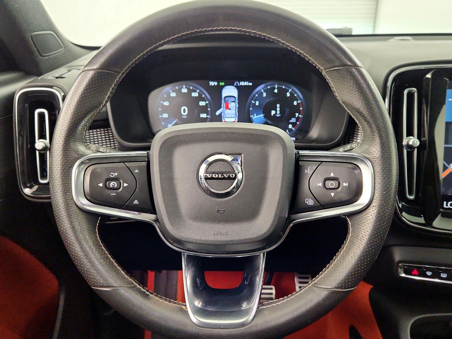 Thumbnail: 2021 Volvo XC40 - 10