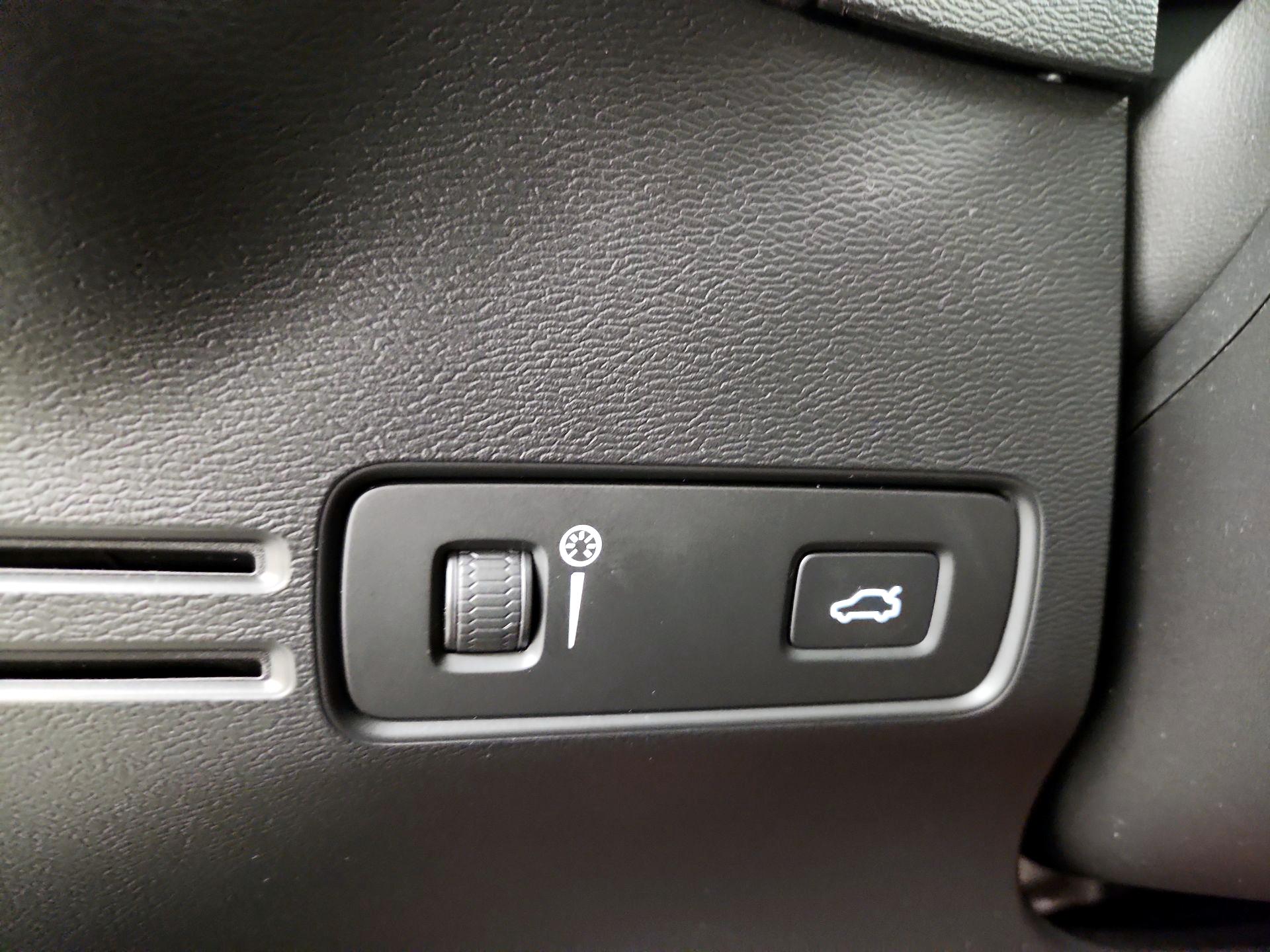 Thumbnail: 2021 Volvo XC40 - 13