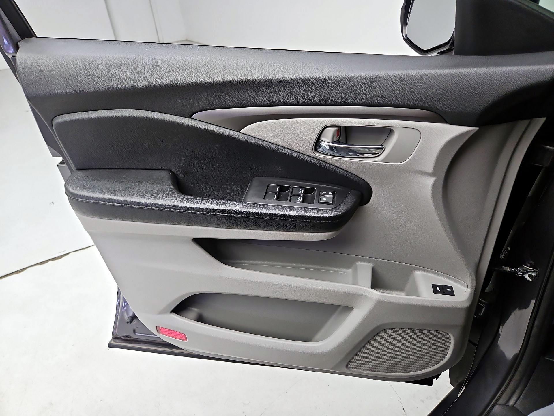Thumbnail: 2017 Honda Pilot - 12