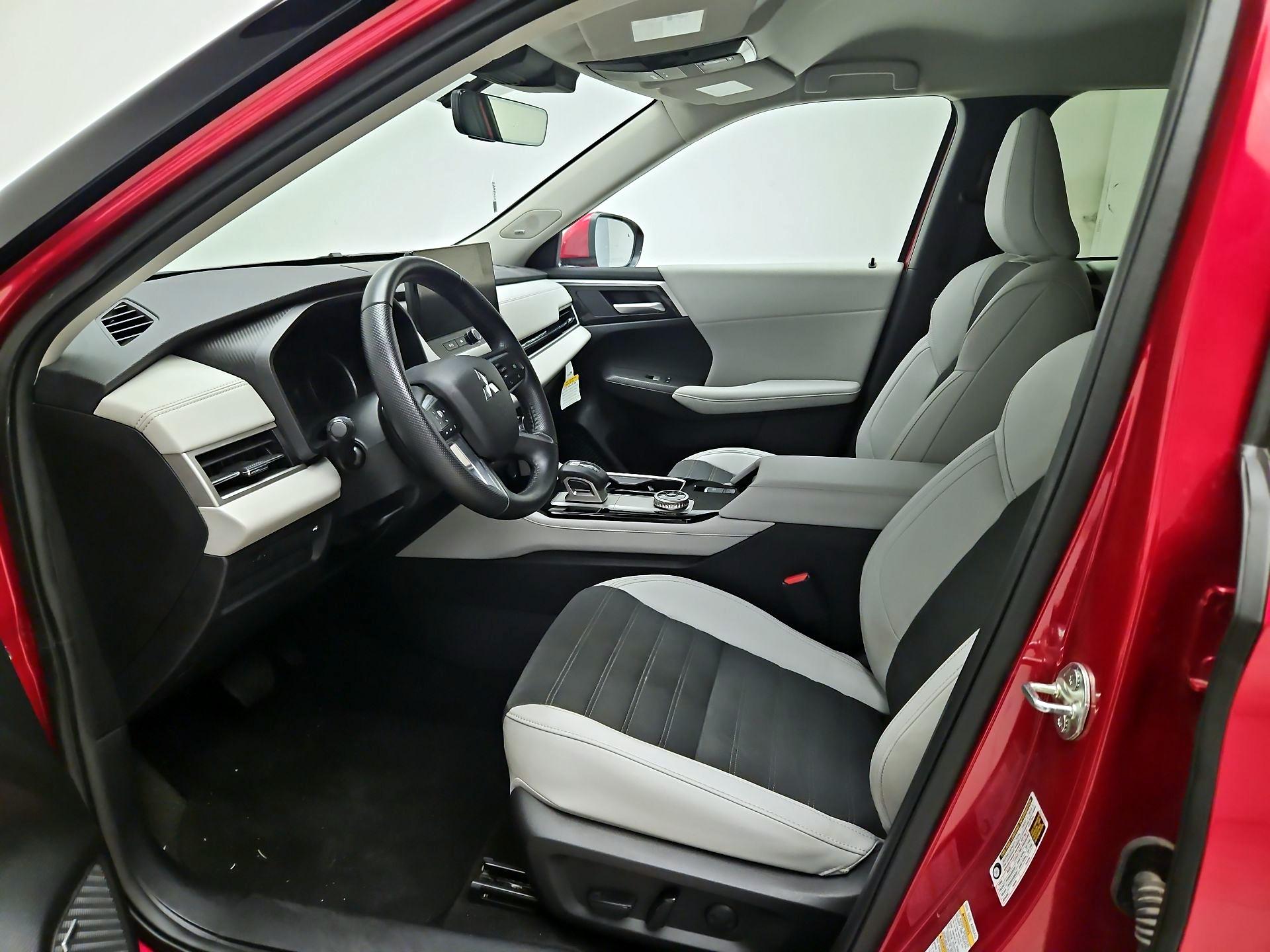 Thumbnail: 2025 Mitsubishi Outlander - 11