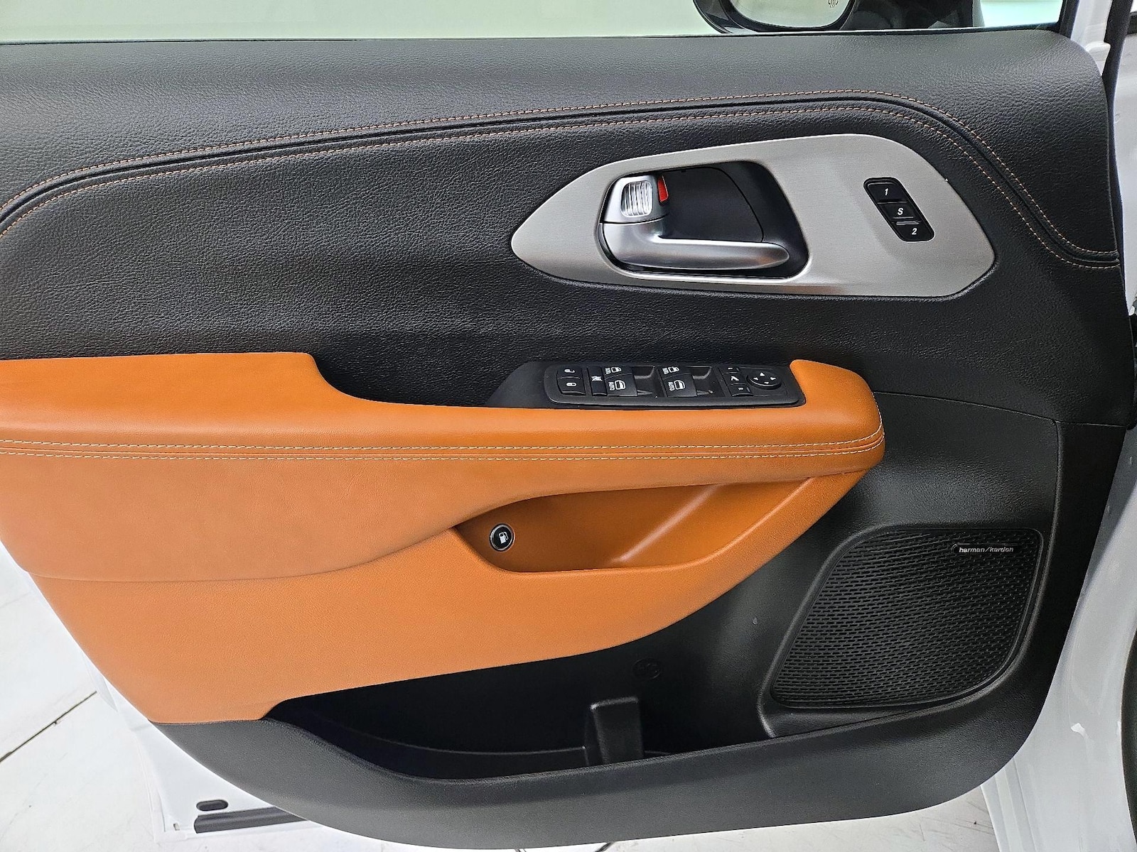 2025 Chrysler Pacifica PHEV Pinnacle - Photo 13