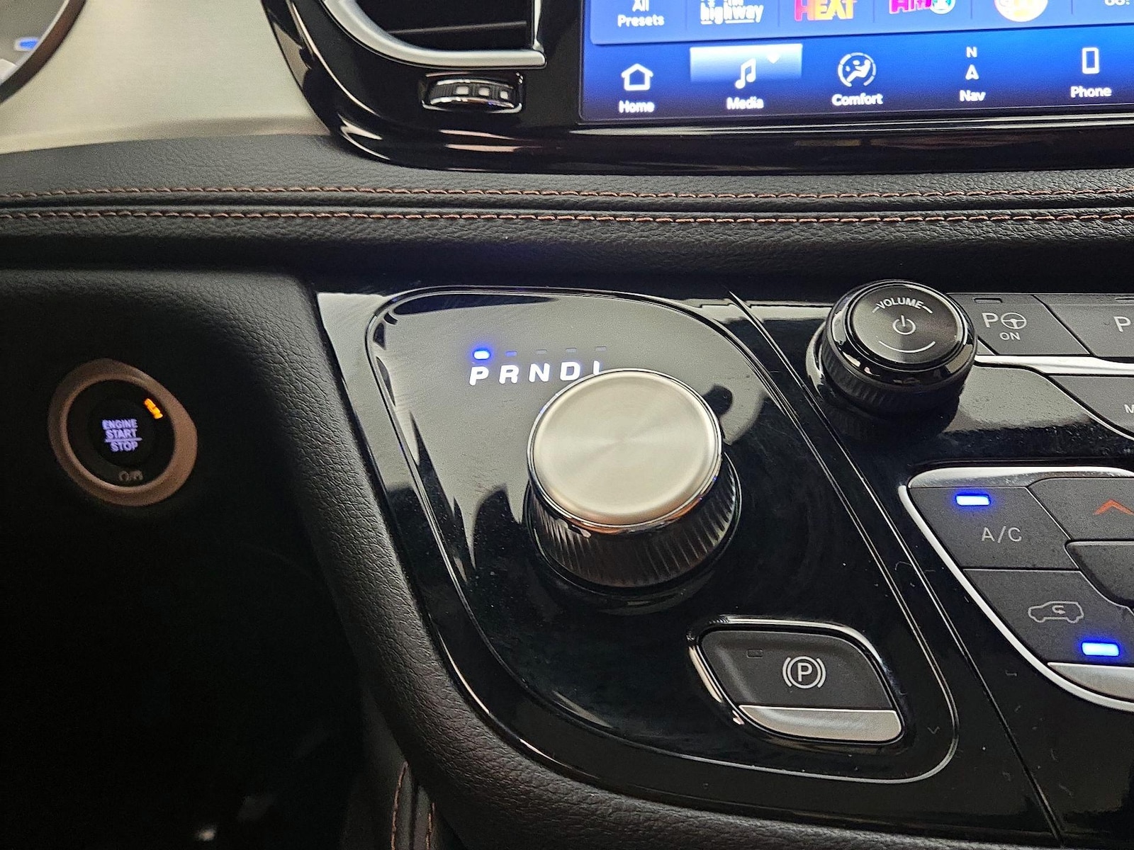 2025 Chrysler Pacifica PHEV Pinnacle - Photo 19