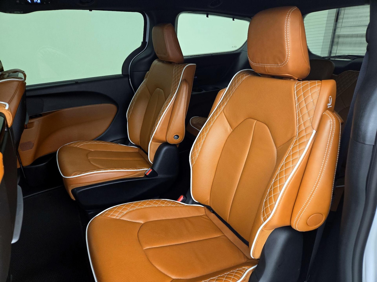 2025 Chrysler Pacifica PHEV Pinnacle - Photo 22