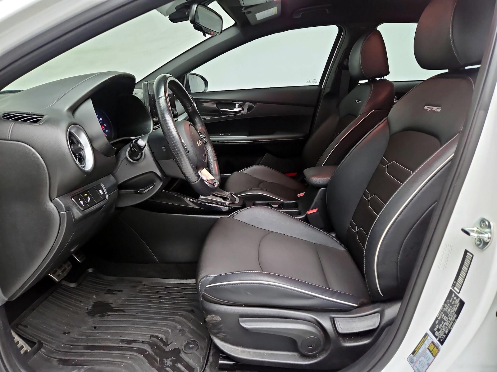 2024 Kia Forte GT-Line - Photo 12