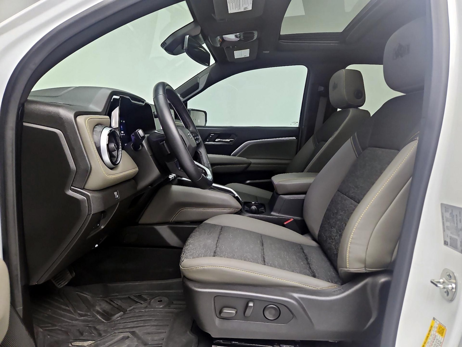 2024 Chevrolet Colorado ZR2 - Photo 12