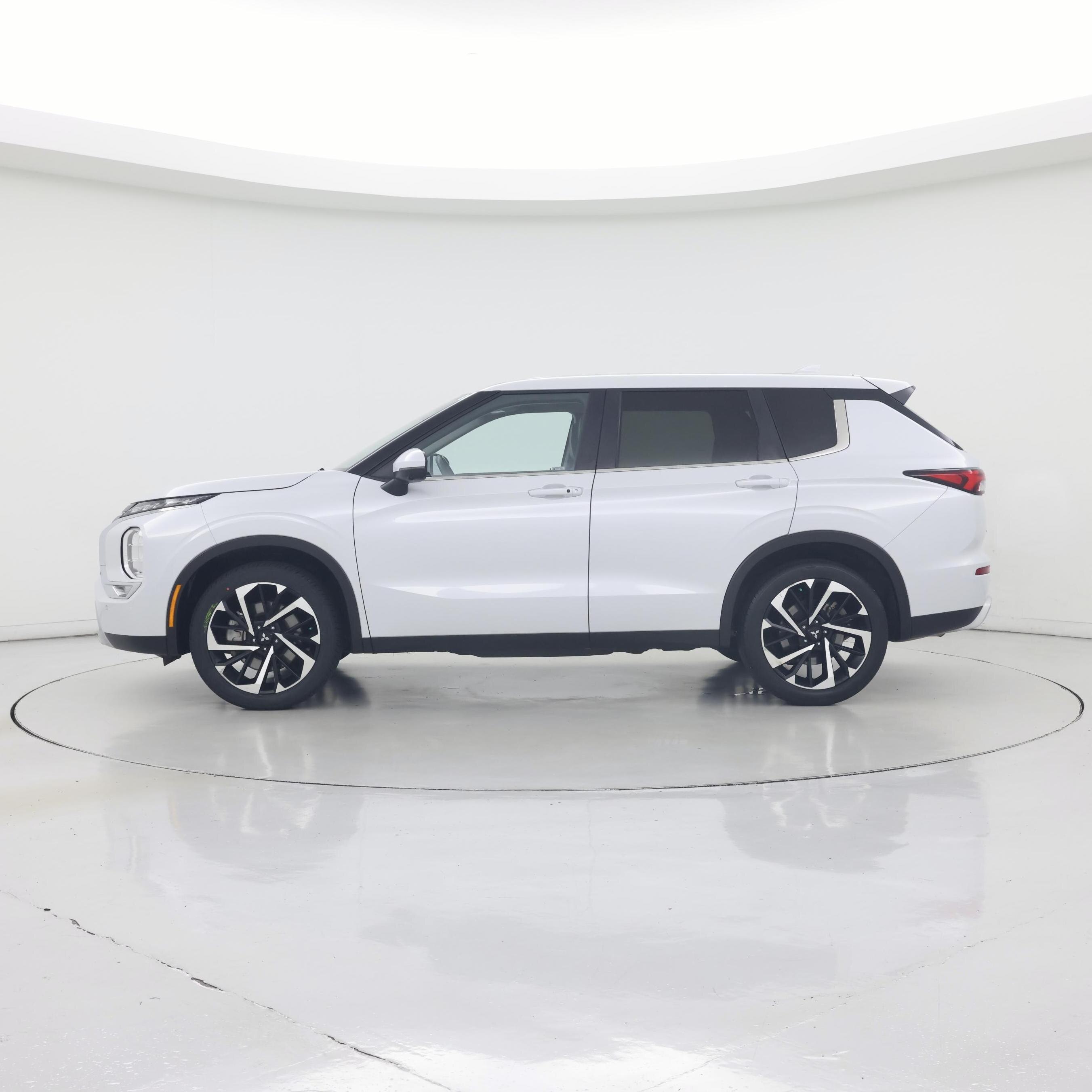 Thumbnail: 2024 Mitsubishi Outlander - 3