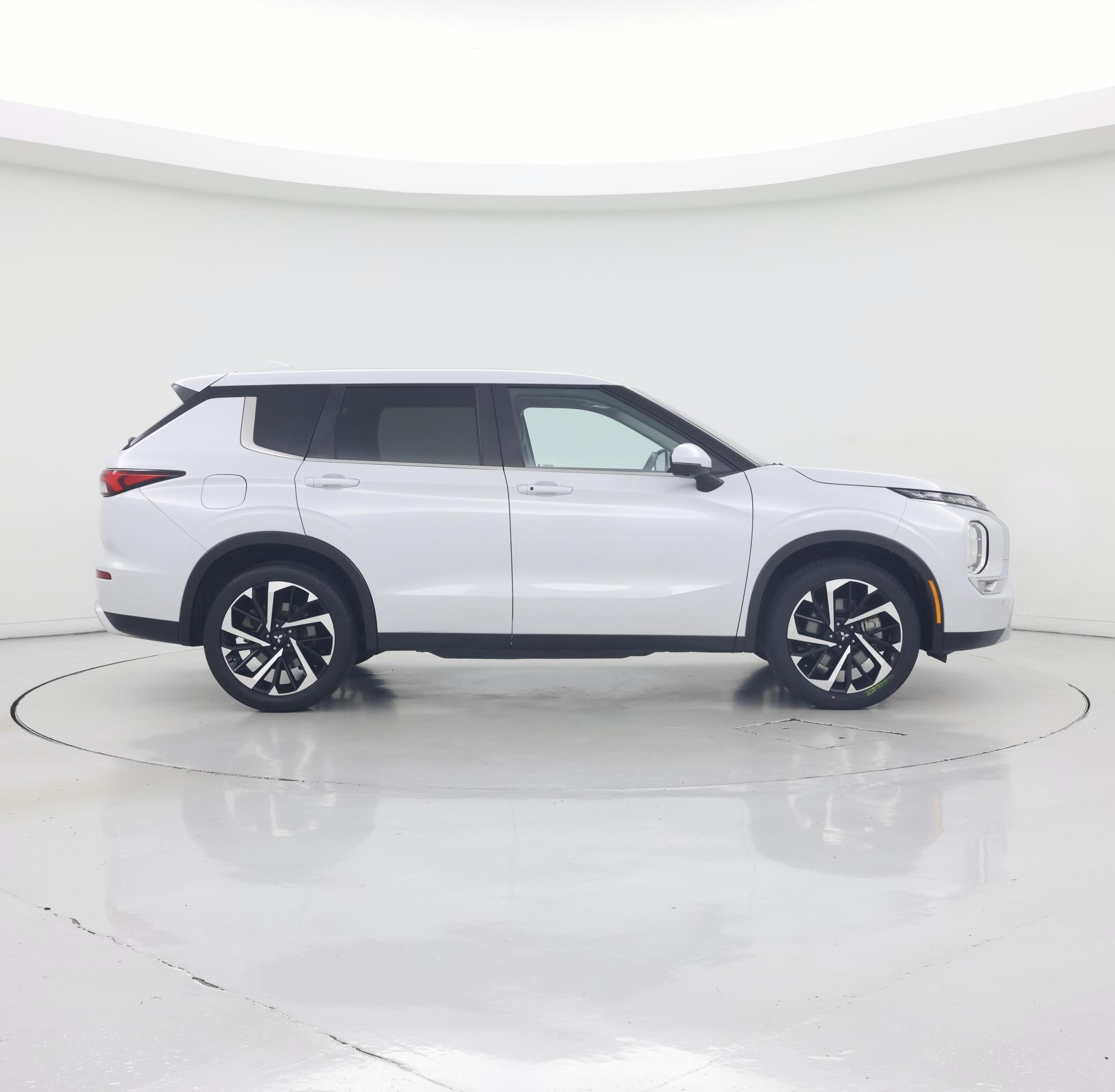 Thumbnail: 2024 Mitsubishi Outlander - 7