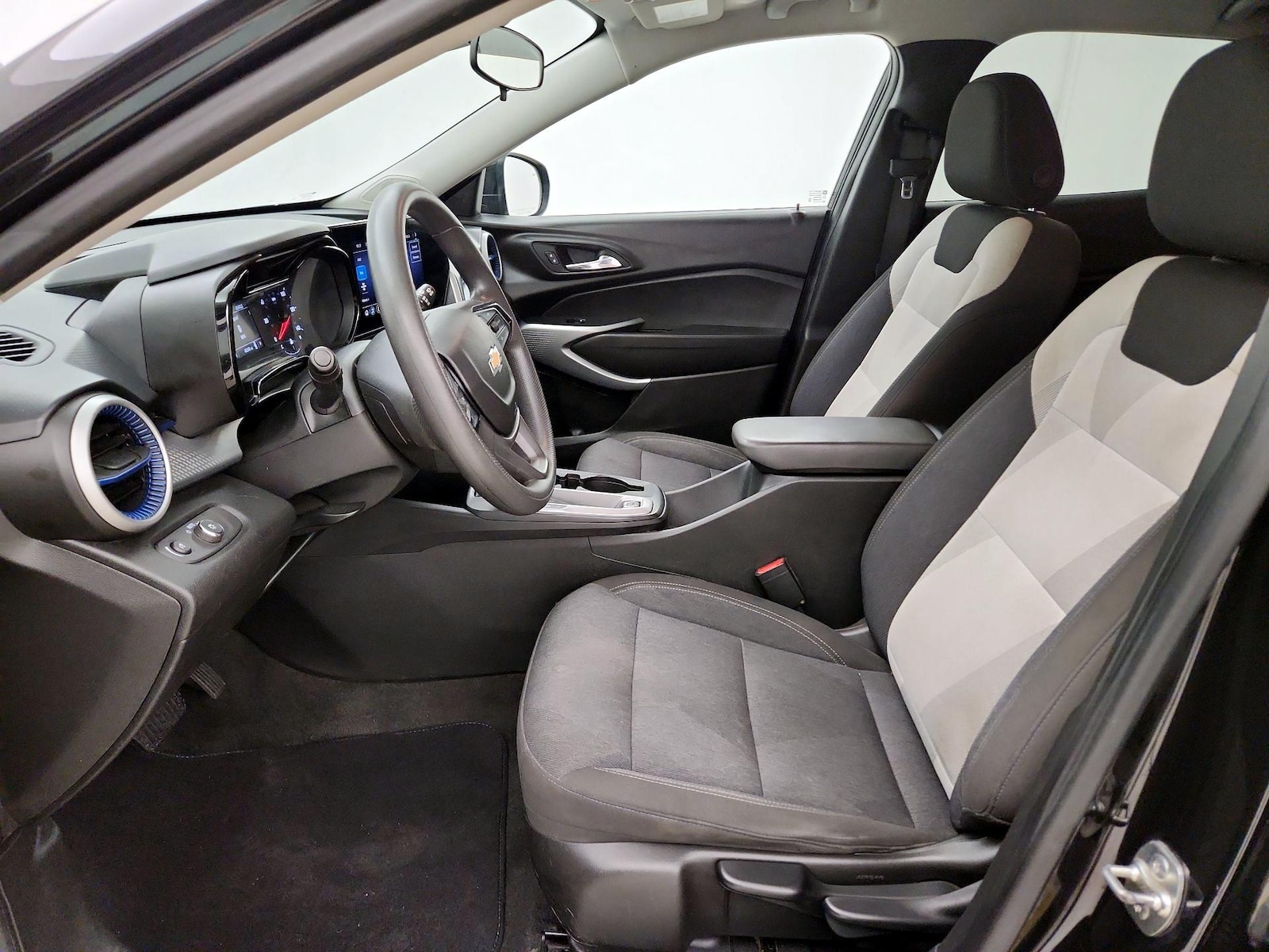 2025 Chevrolet Trax LS - Photo 12