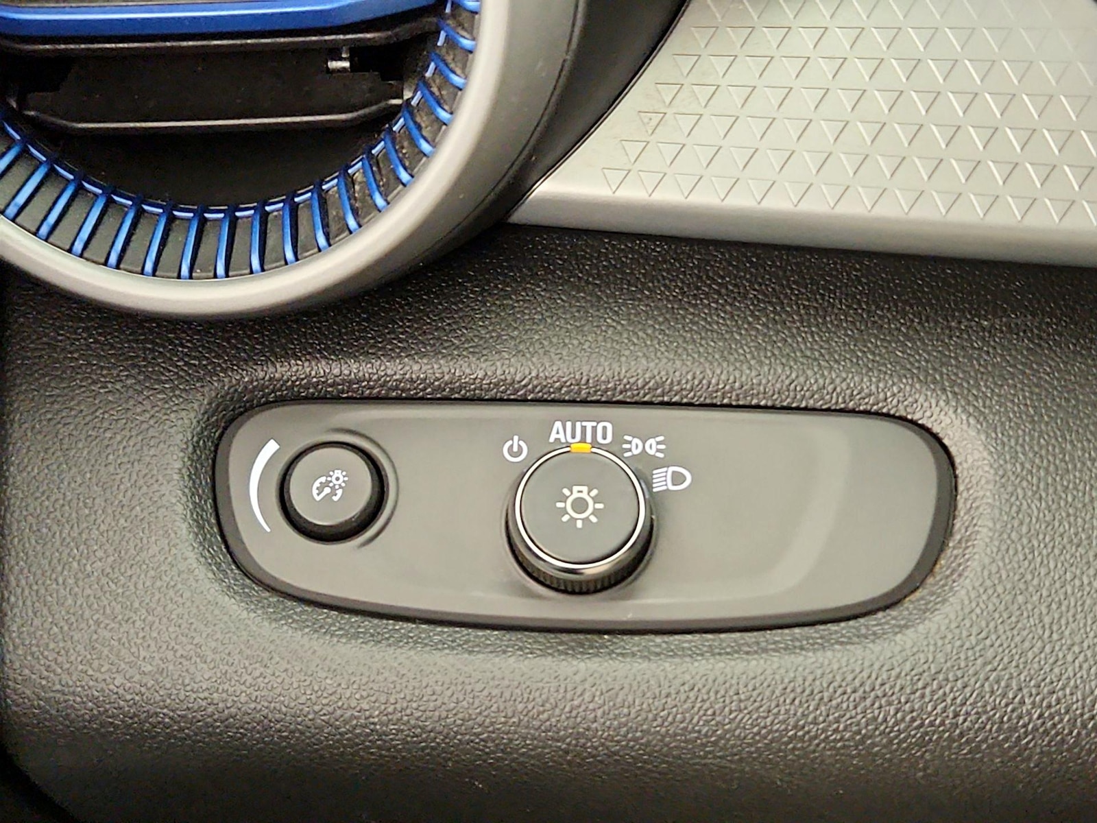 2025 Chevrolet Trax LS - Photo 14