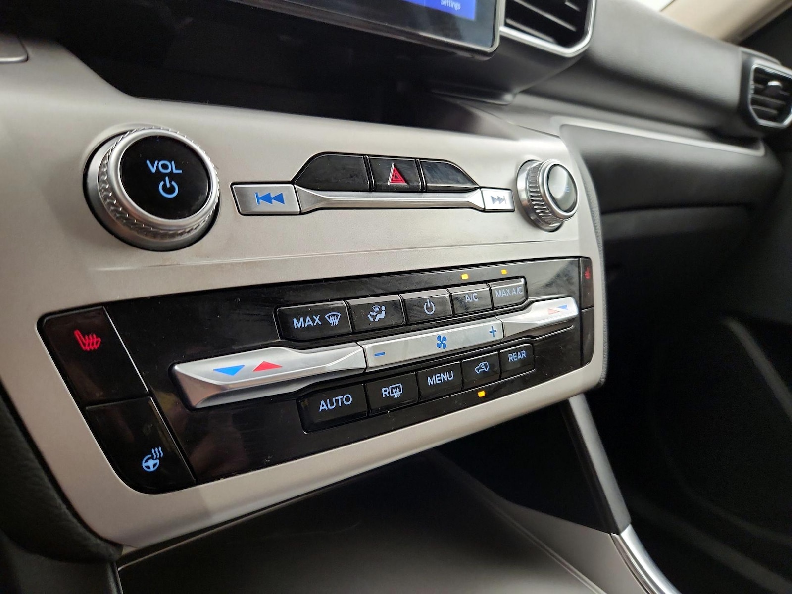 2022 Ford Explorer XLT - Photo 17