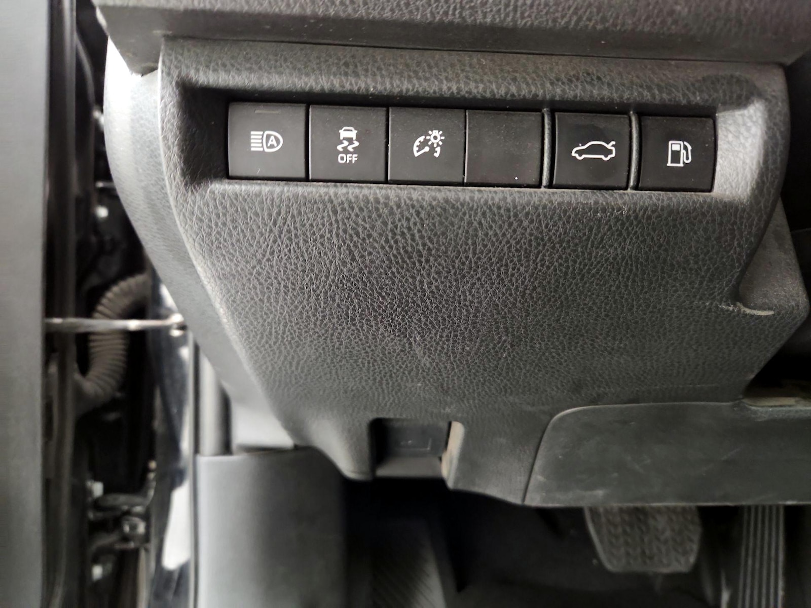 2025 Toyota Camry LE - Photo 14