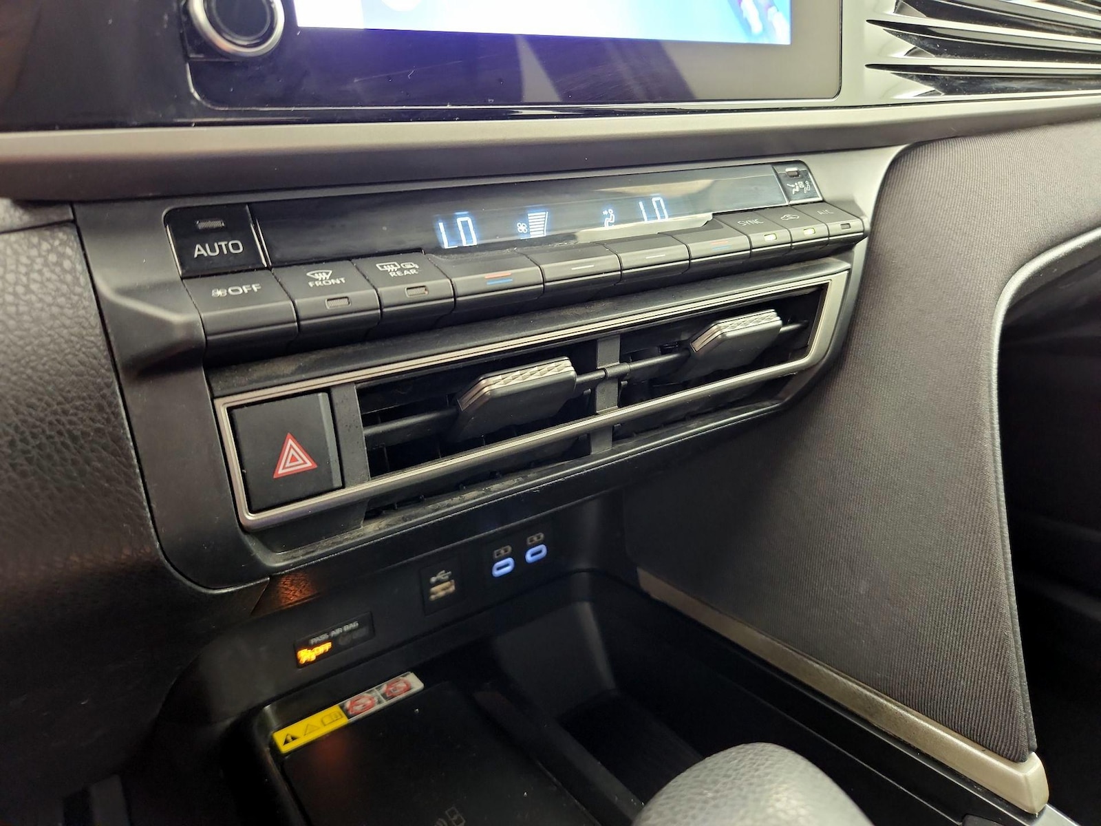2025 Toyota Camry LE - Photo 17