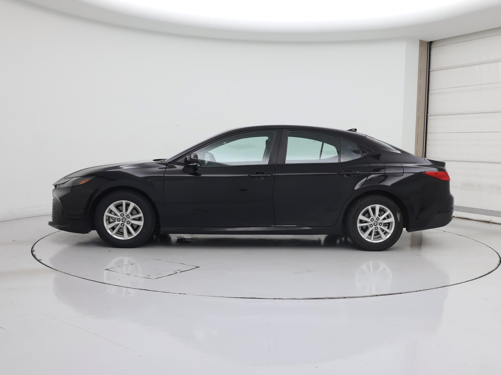 2025 Toyota Camry LE - Photo 4