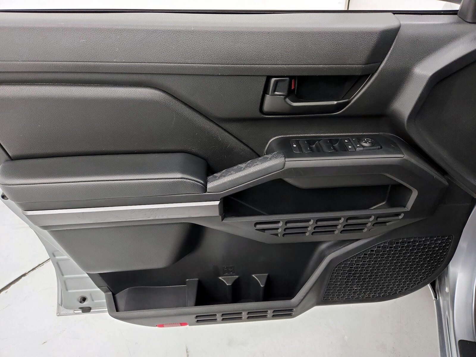 2025 Toyota Tacoma SR5 - Photo 13