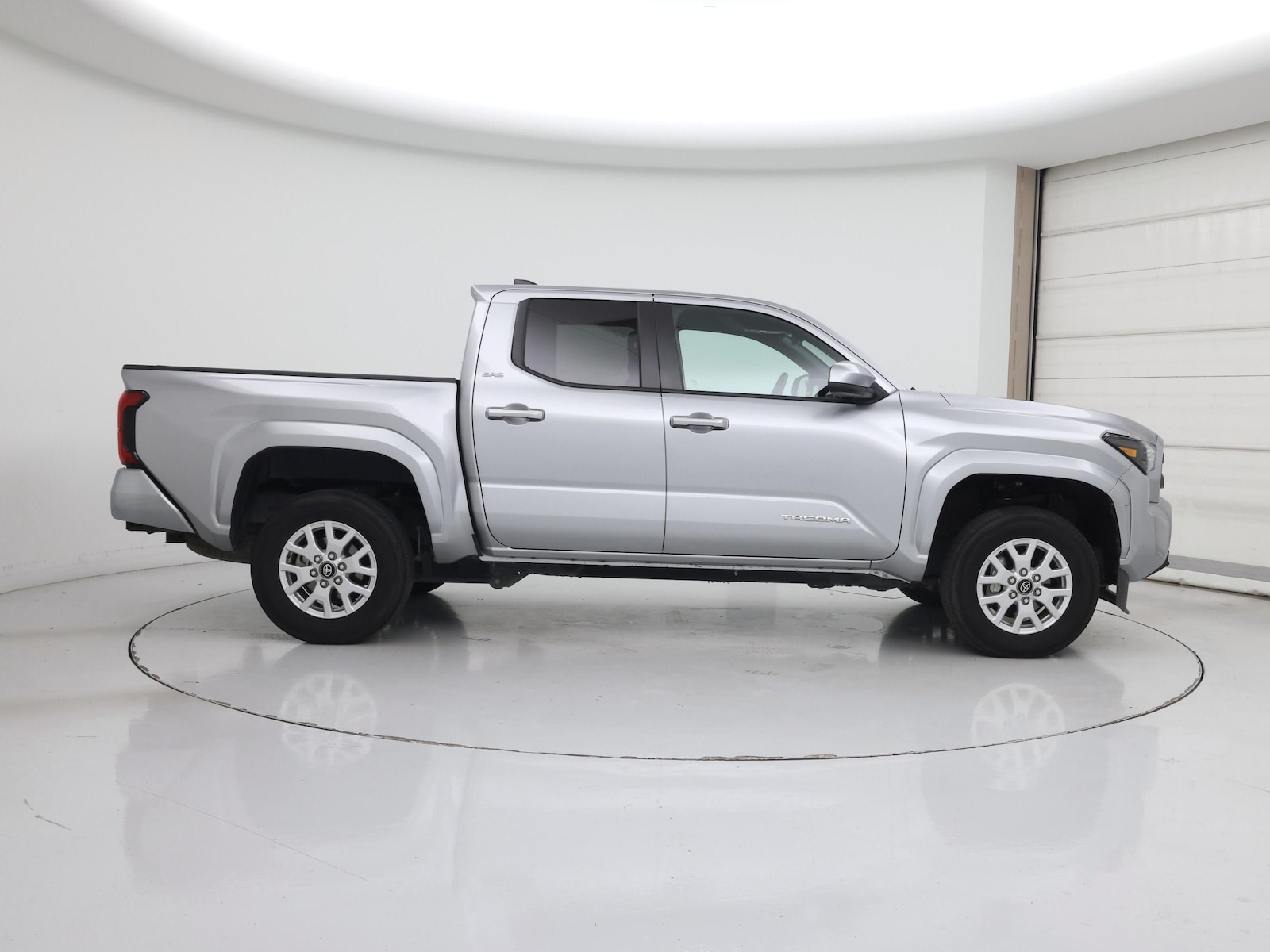 2025 Toyota Tacoma SR5 - Photo 8
