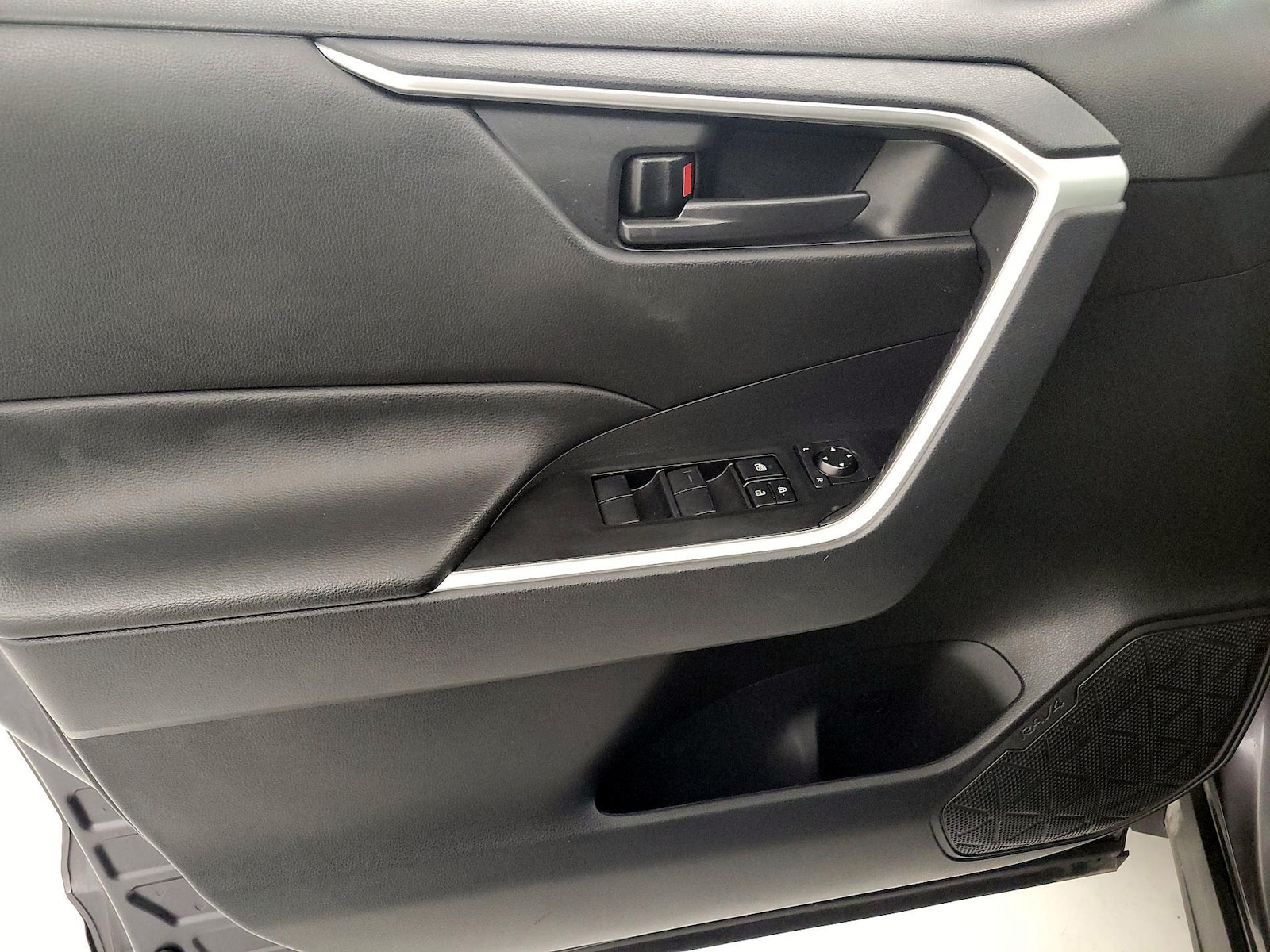 2024 Toyota RAV4 LE - Photo 13