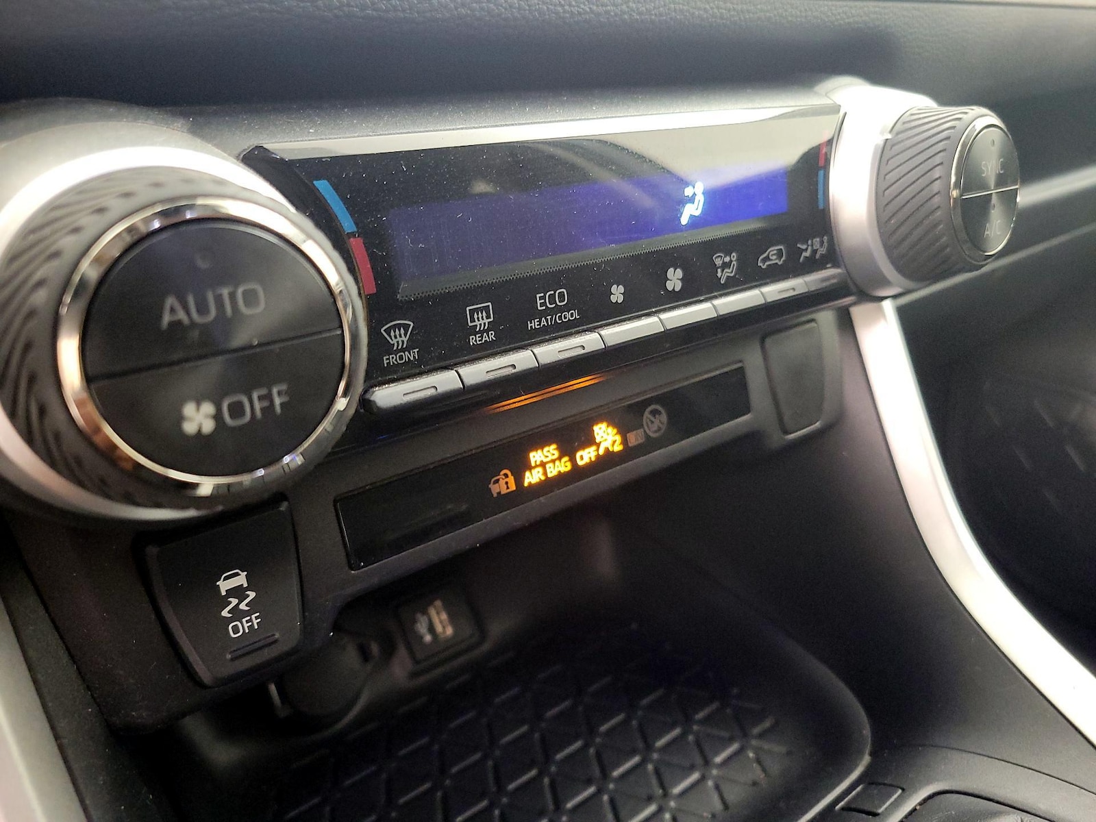2024 Toyota RAV4 LE - Photo 17