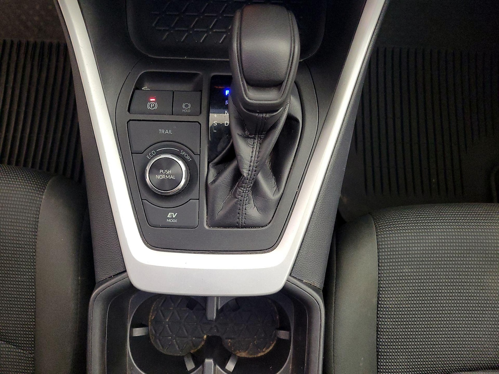 2024 Toyota RAV4 LE - Photo 18