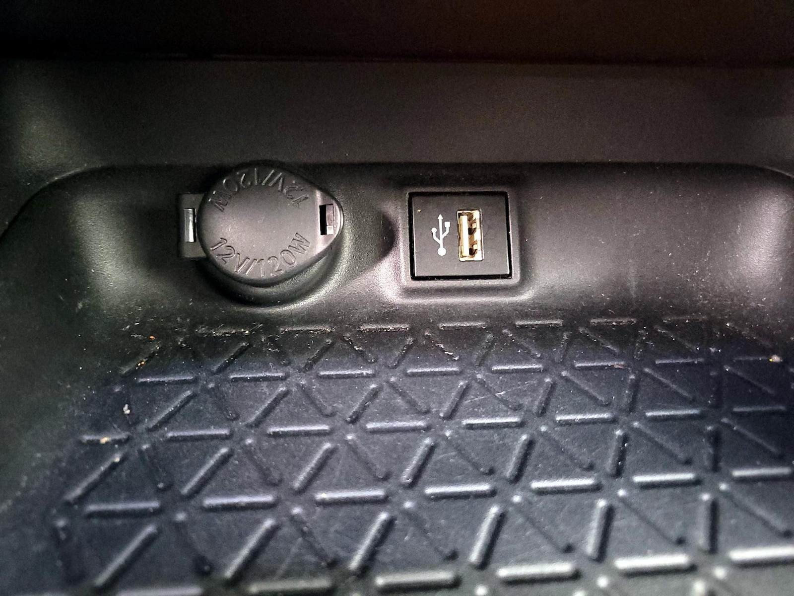 2024 Toyota RAV4 LE - Photo 19