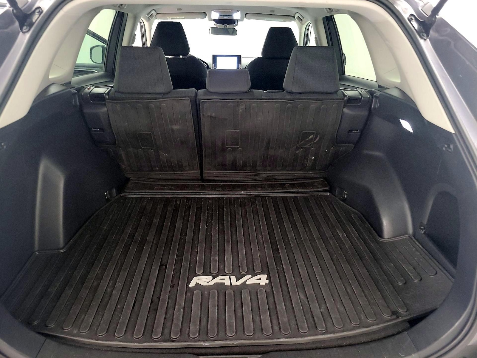 2024 Toyota RAV4 LE - Photo 21