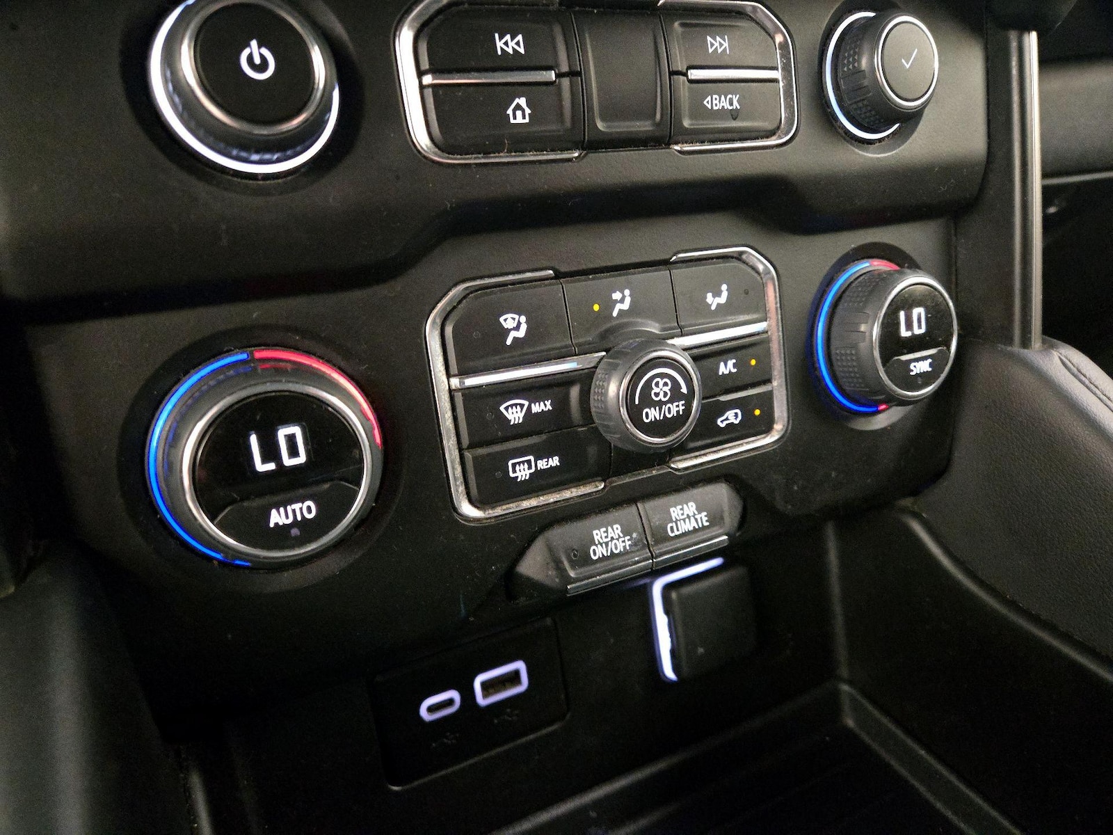 2024 Chevrolet Suburban LS - Photo 17