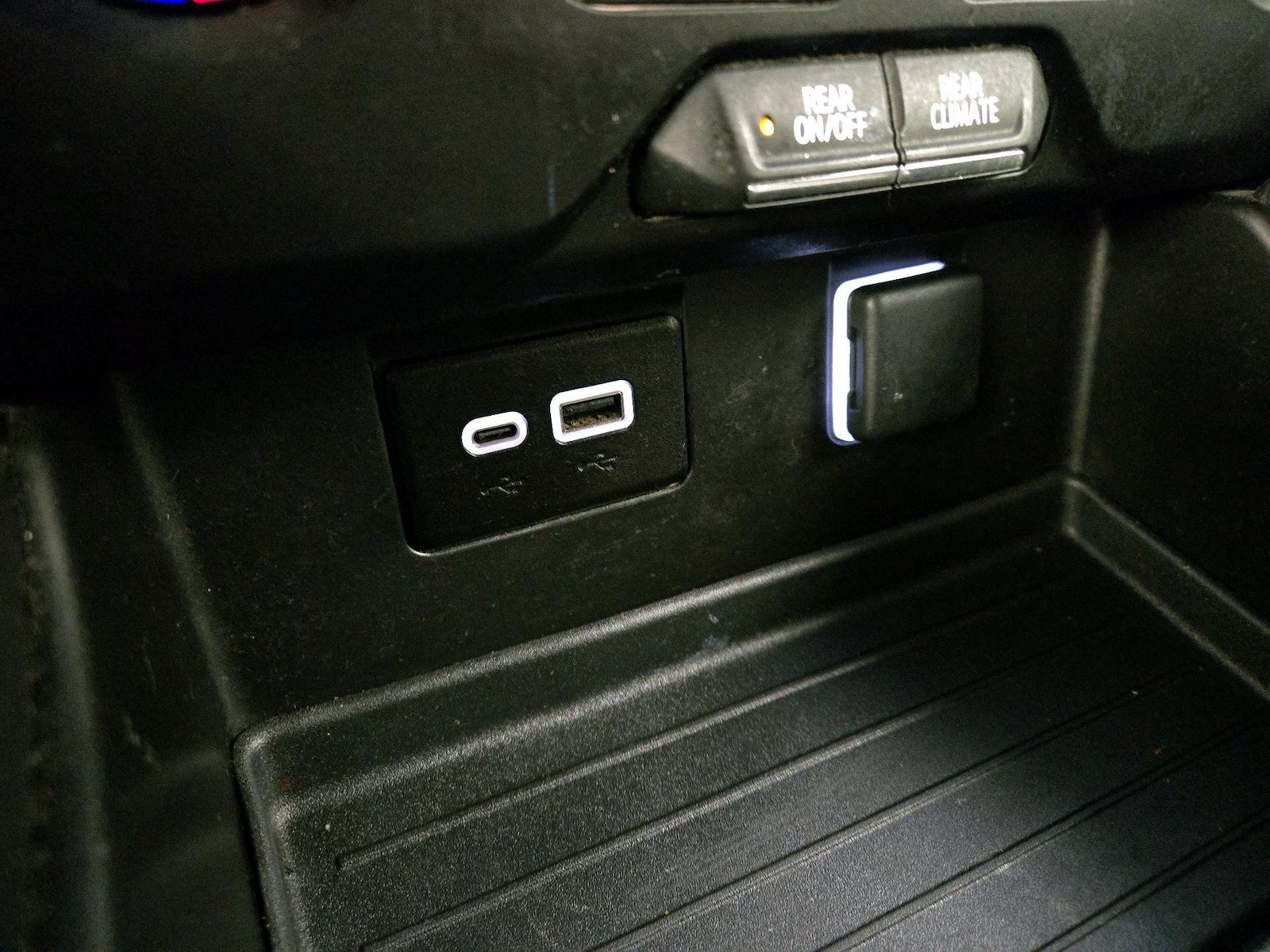 2024 Chevrolet Suburban LS - Photo 19