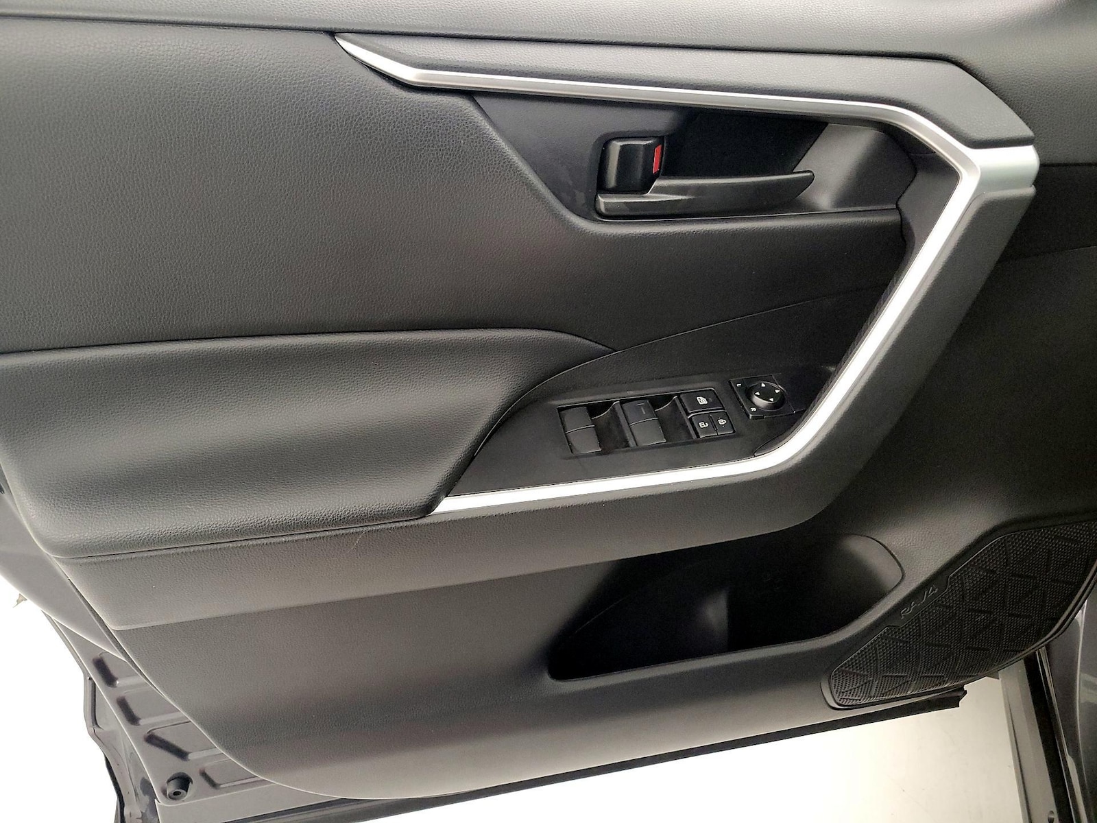 2025 Toyota RAV4 LE - Photo 13
