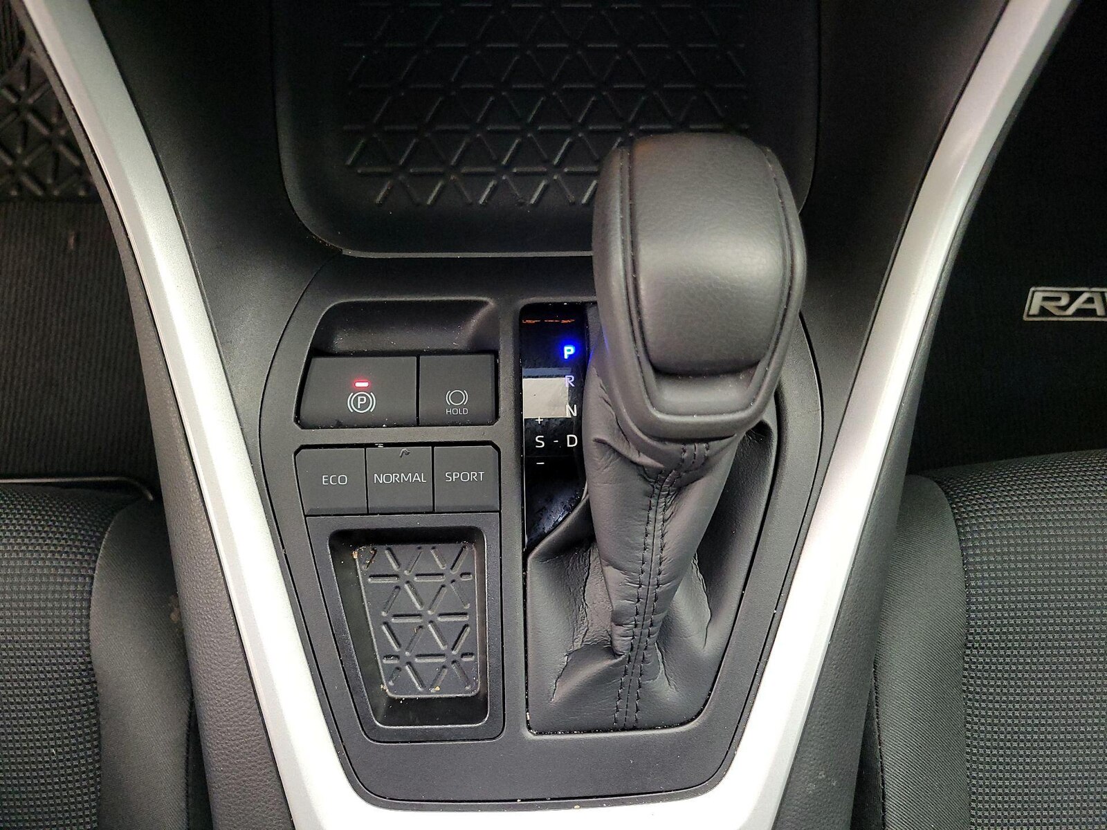2025 Toyota RAV4 LE - Photo 18