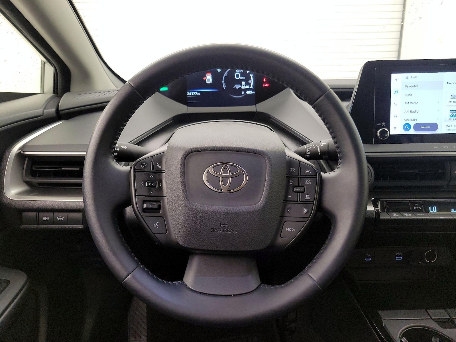 2025 Toyota Prius LE - Photo 11