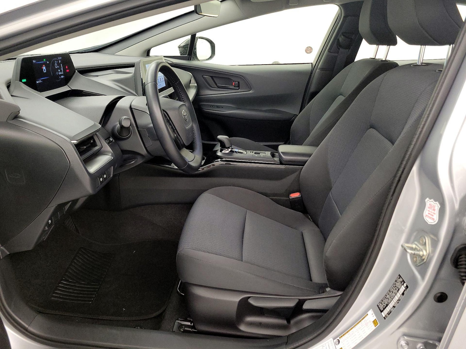 2025 Toyota Prius LE - Photo 12
