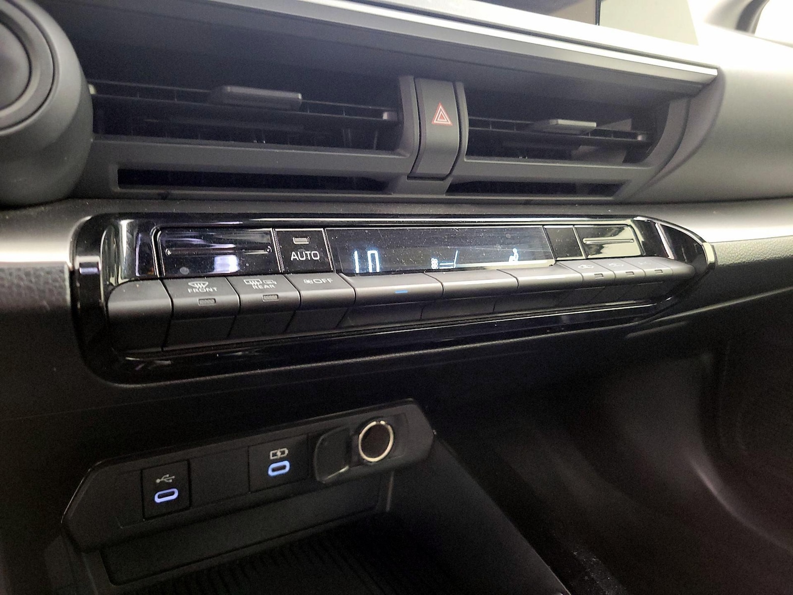 2025 Toyota Prius LE - Photo 17