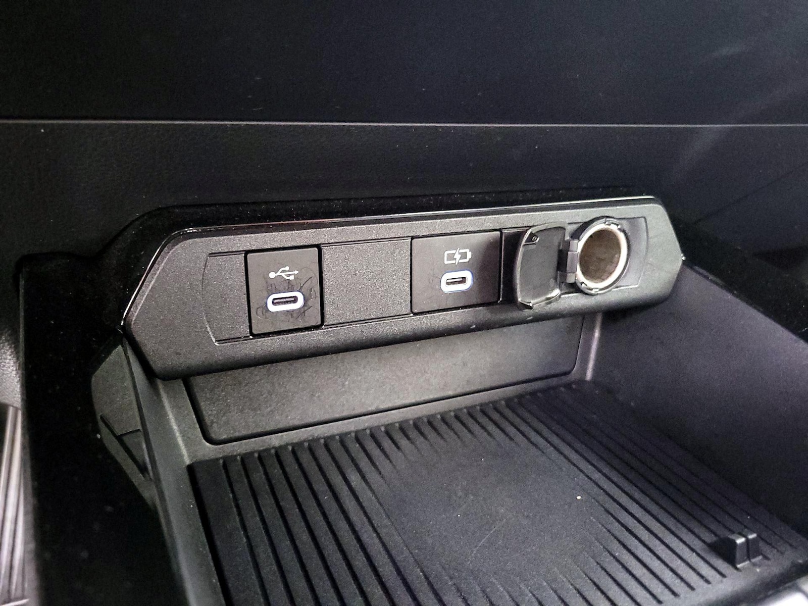 2025 Toyota Prius LE - Photo 19