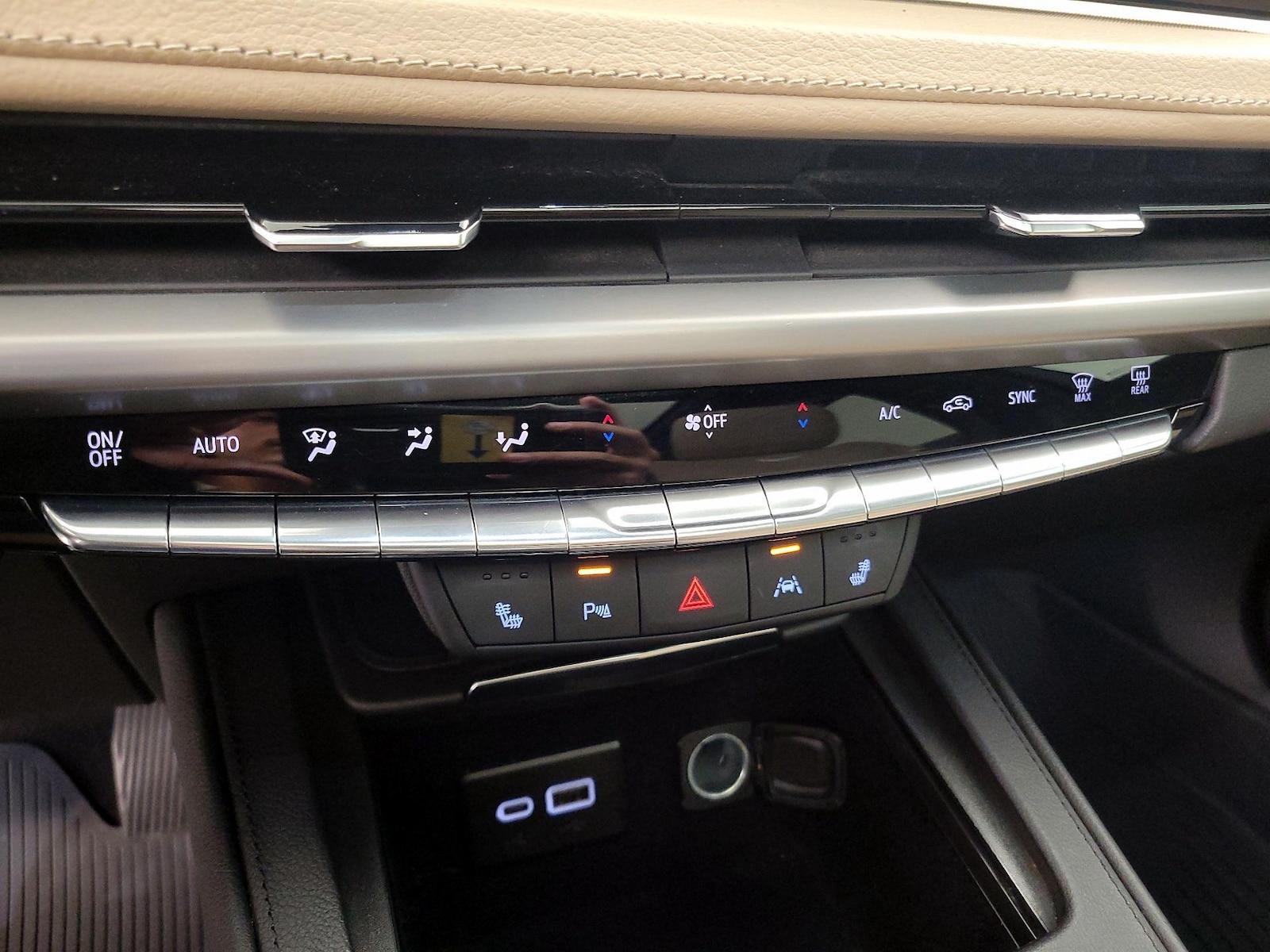 2024 Cadillac XT4 Luxury - Photo 18