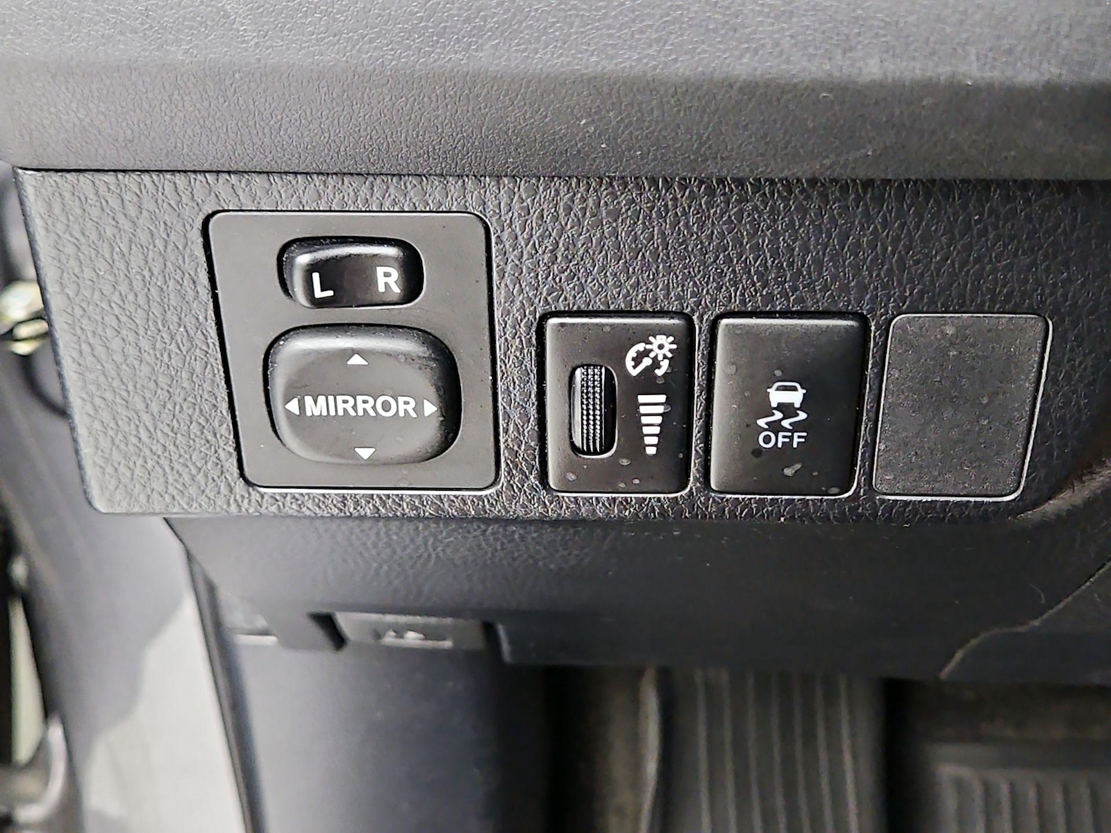 2014 Toyota RAV4 LE - Photo 14
