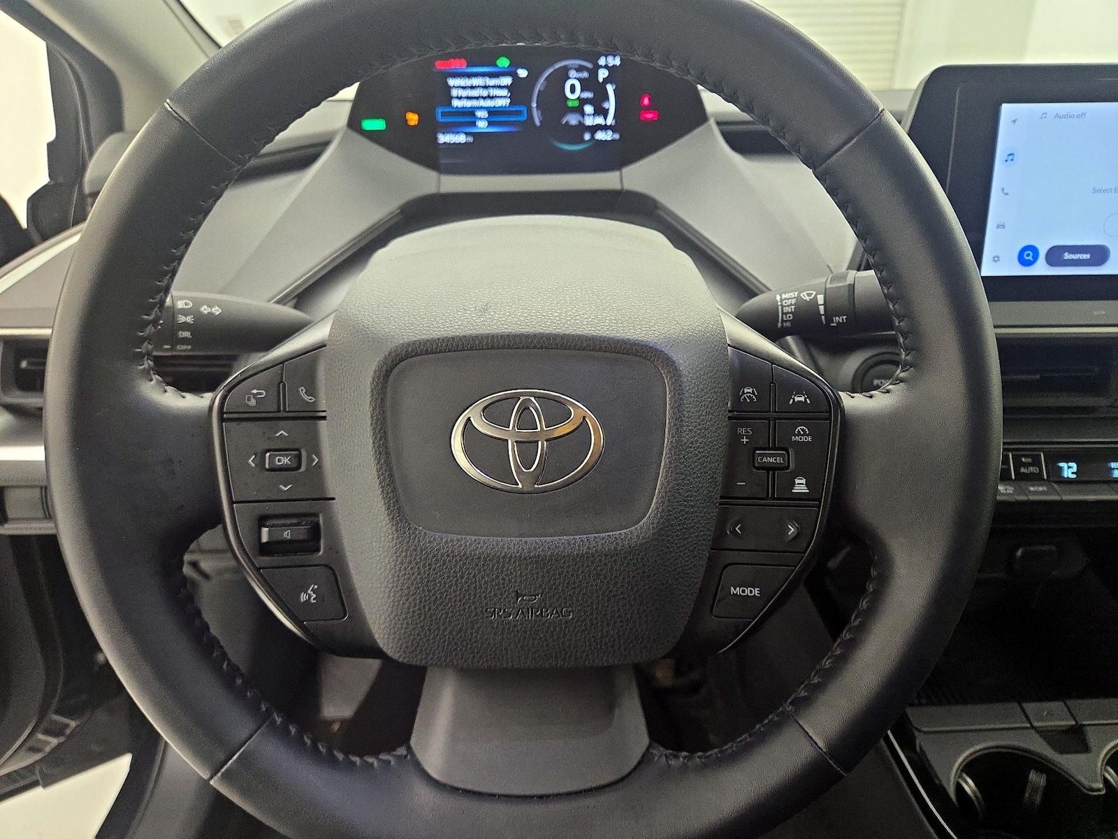 2025 Toyota Prius LE - Photo 11