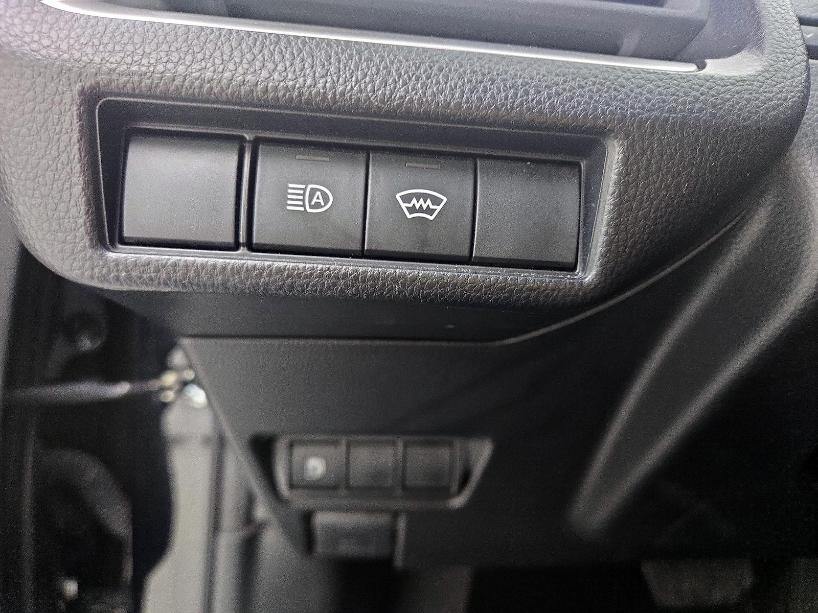 2025 Toyota Prius LE - Photo 14