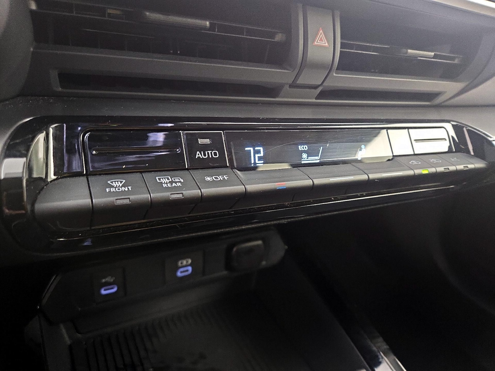 2025 Toyota Prius LE - Photo 17