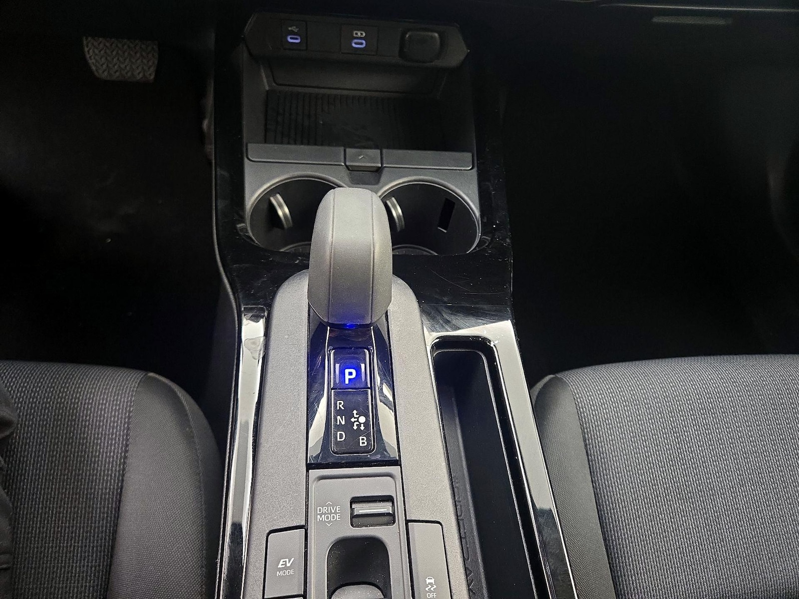 2025 Toyota Prius LE - Photo 18