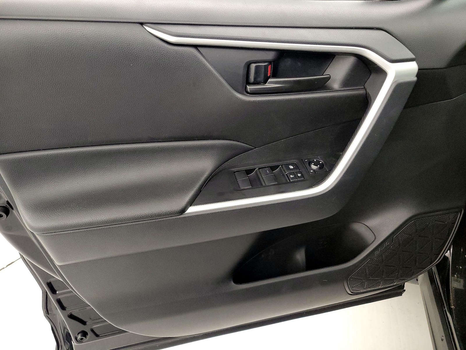 2025 Toyota RAV4 LE - Photo 13
